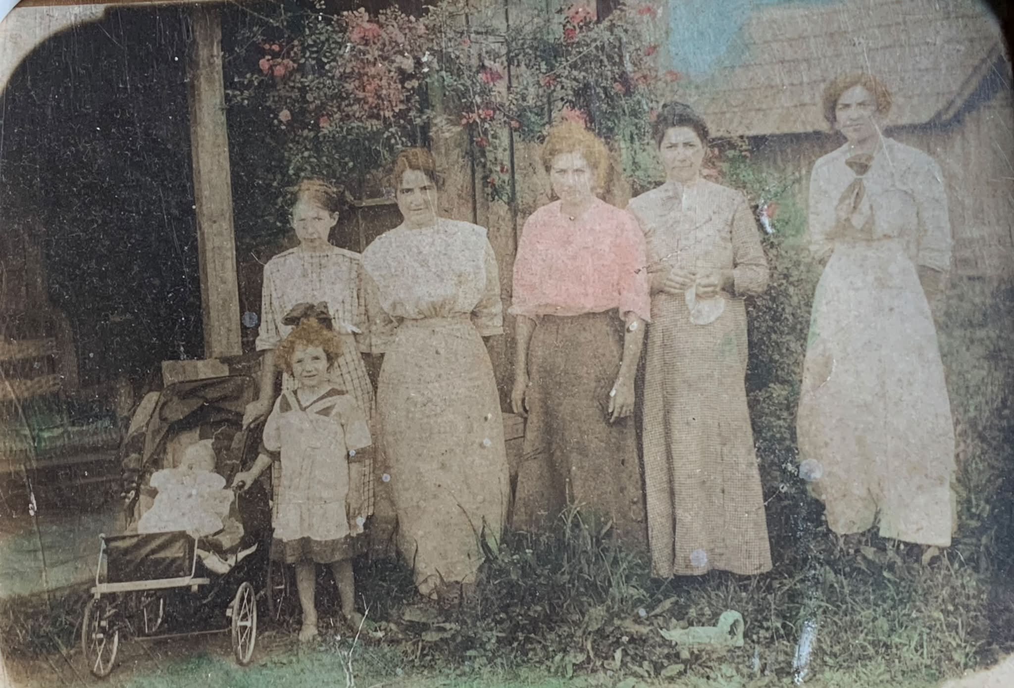 スマイルファミリー Restoring 1913 family photo of grandmother with baby niece and