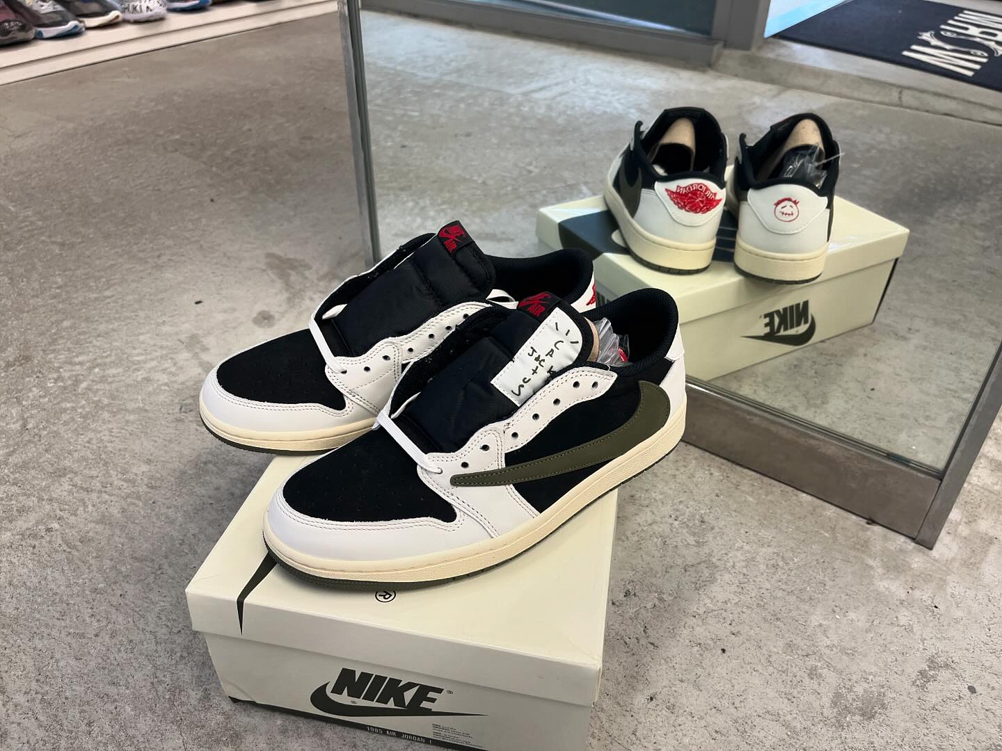 Travis Scott x AJ1 Low Medium Olive 売り切れていましたが27.5cmが再 