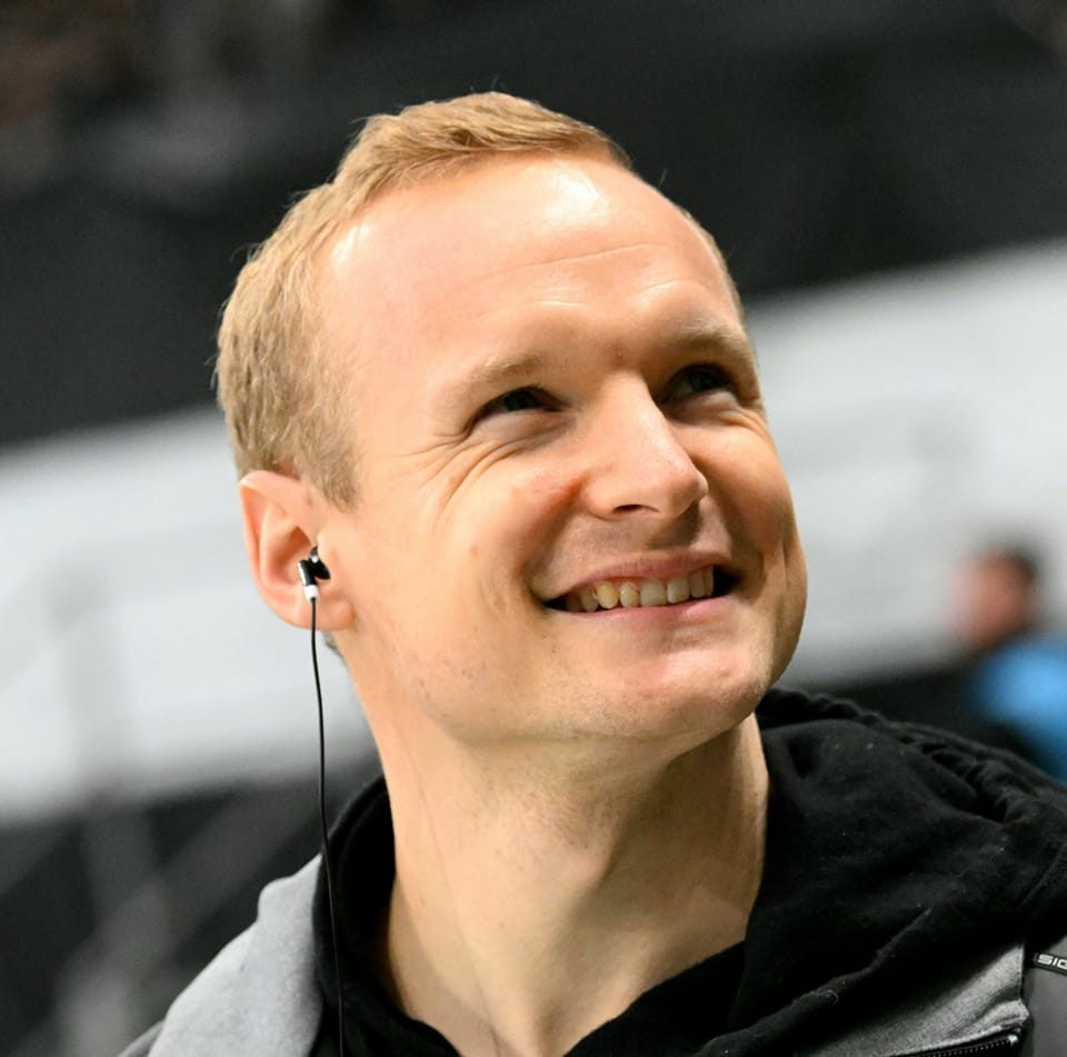 Sebastian Rode - Die Arbeiten an der neuen X-Padel-Halle... | Facebook