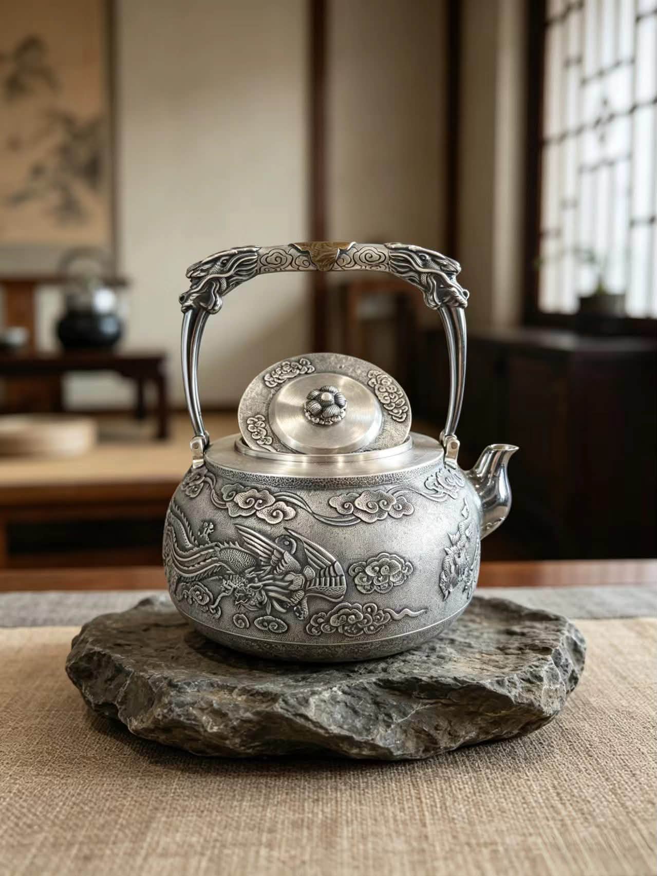 手工錾刻不是机器货，懂行的茶友一眼就看中。#银壶#非遗文化#高端茶具