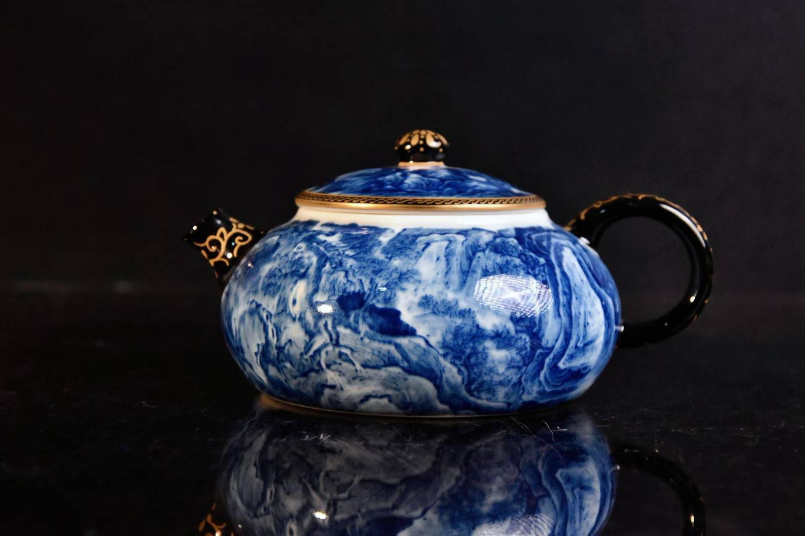 青花山水壶｜一壶一景，自成山水山水入壶，茶烟入境。 青花笔墨落于瓷
