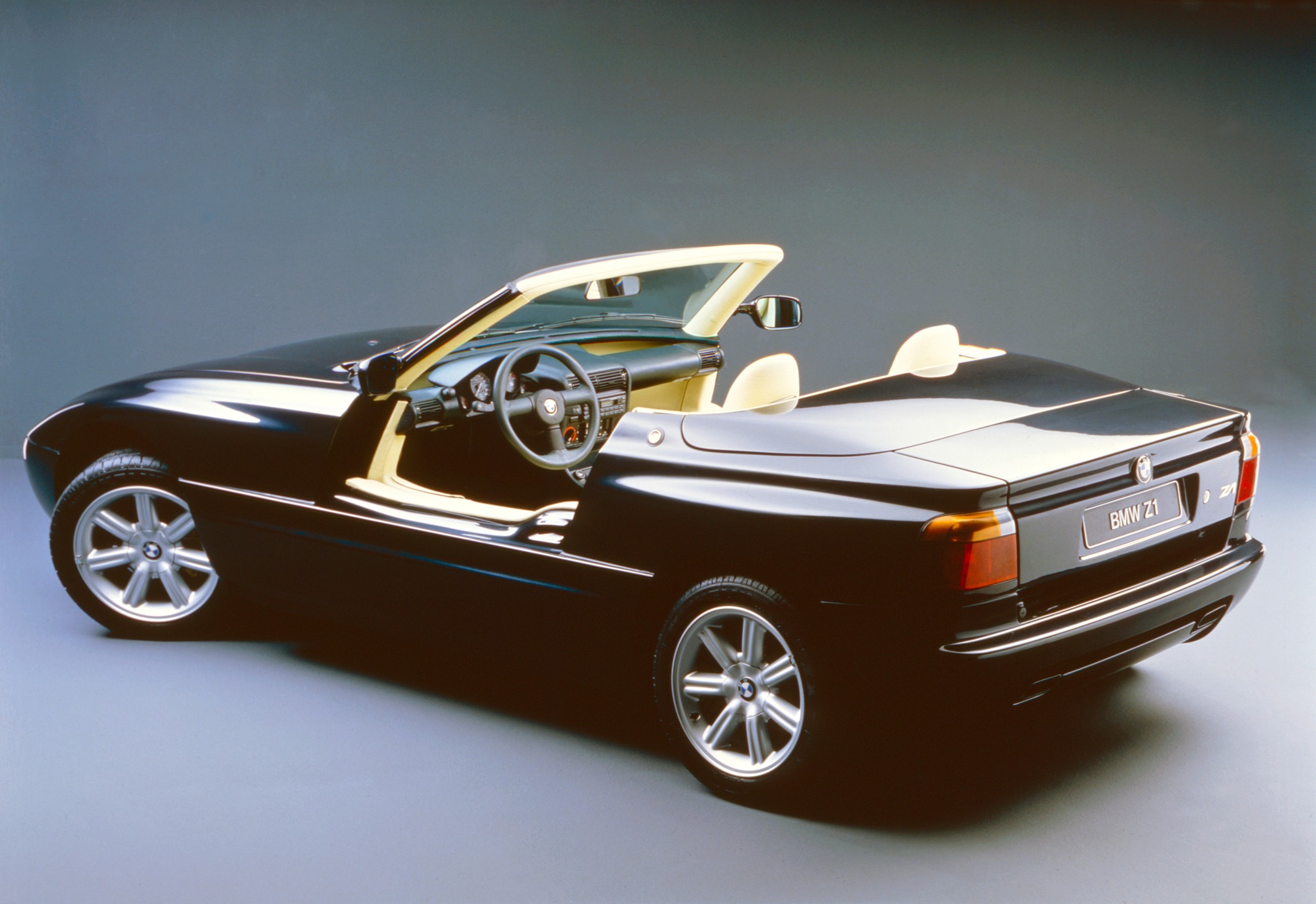 Wait for the transformation… The BMW Z1 and BMW Z1 Art Car from