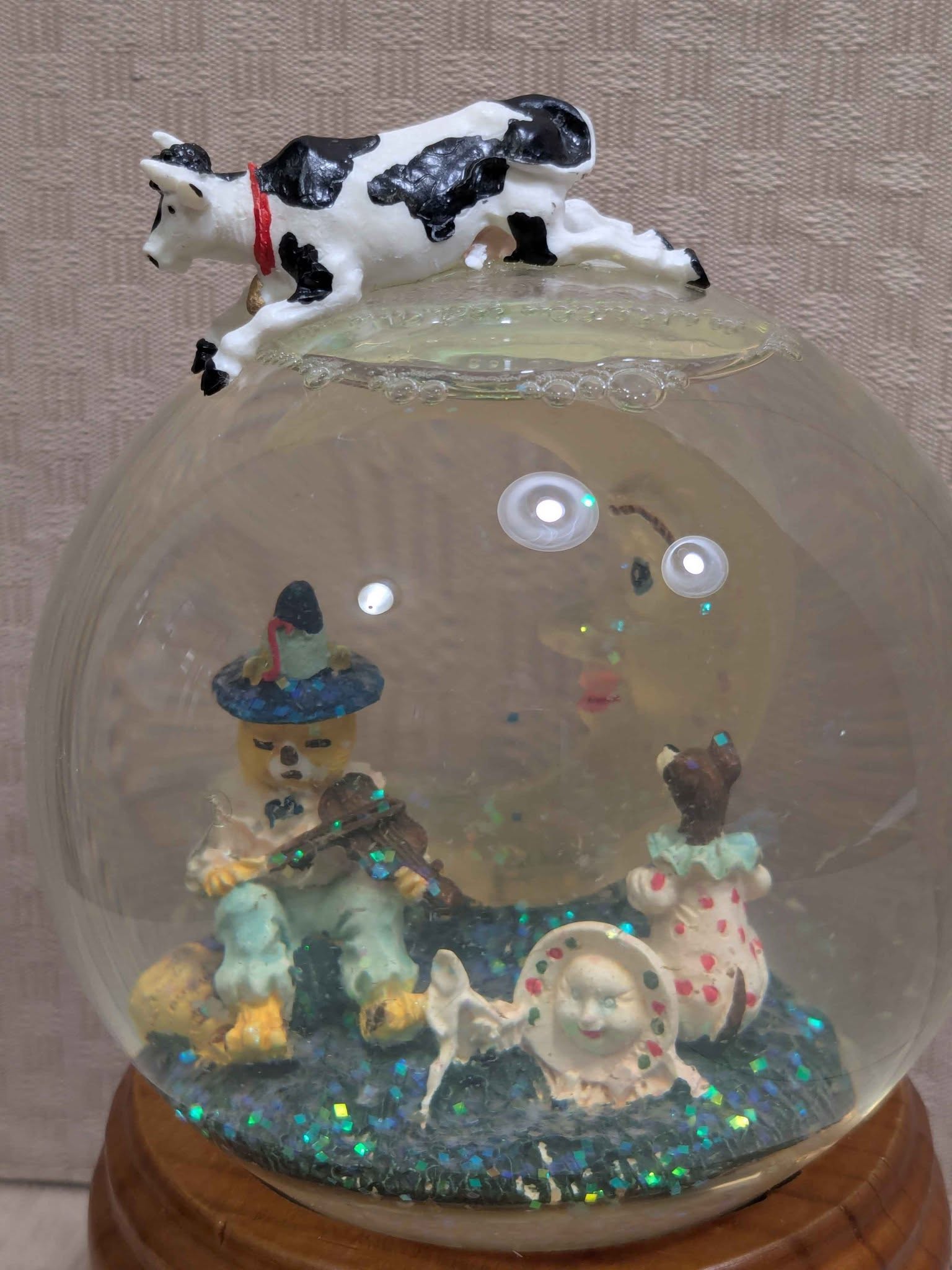 This vintage Silverstri musical snow globe features a charming Hey
