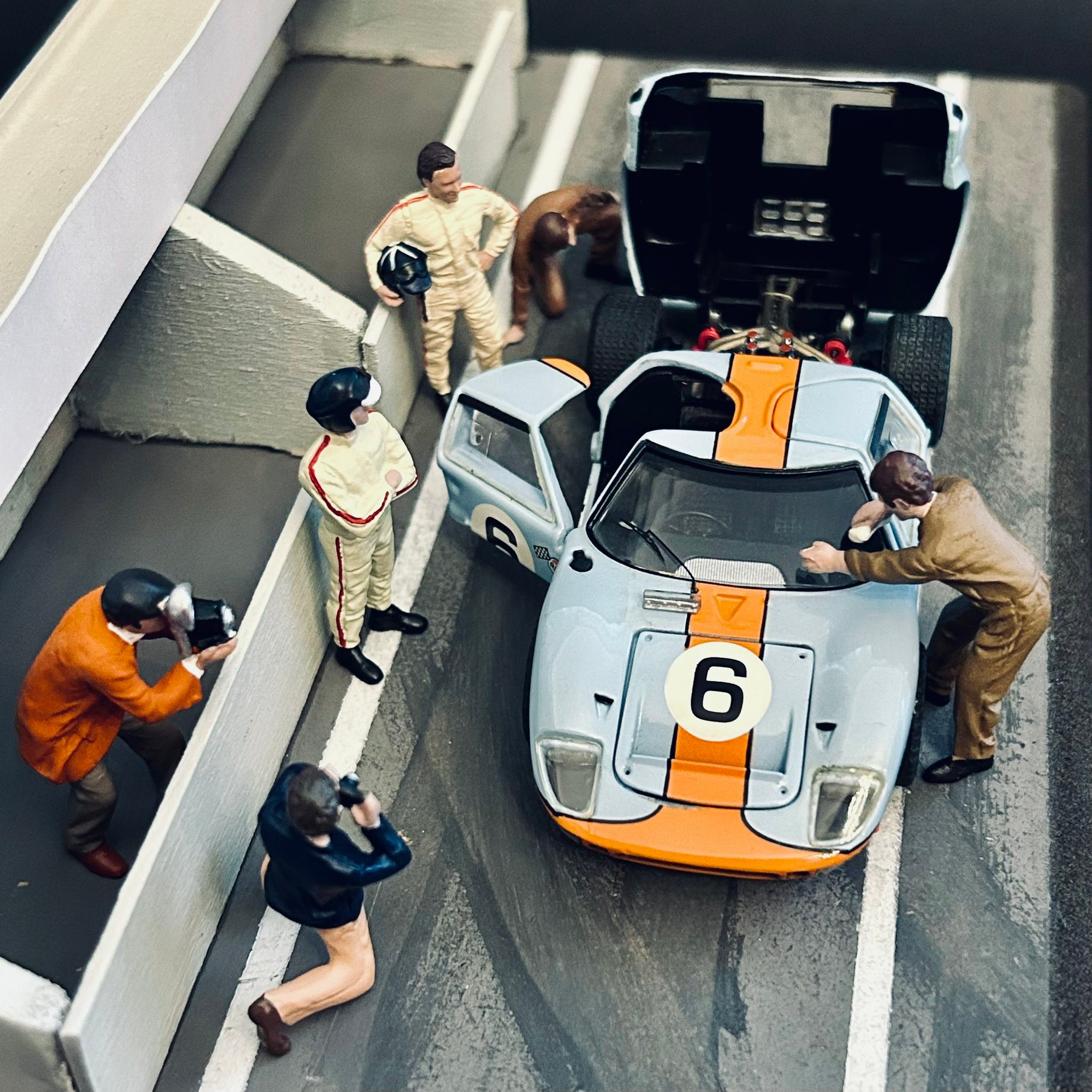 1969 Le Mans winning Gulf-Ford GT40 pit stop diorama