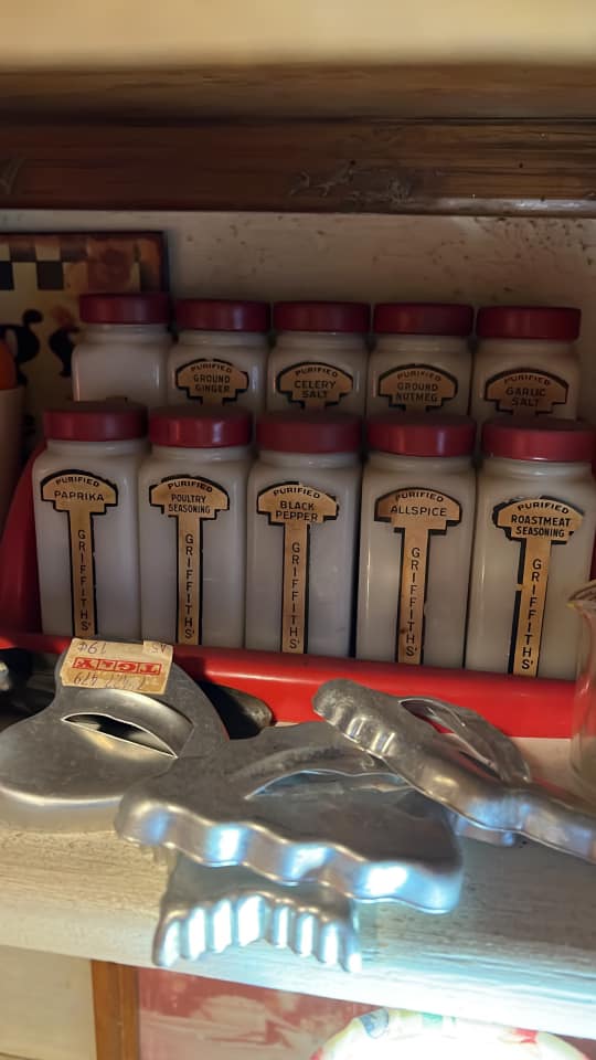 Dating a pre-1950s vintage spice rack