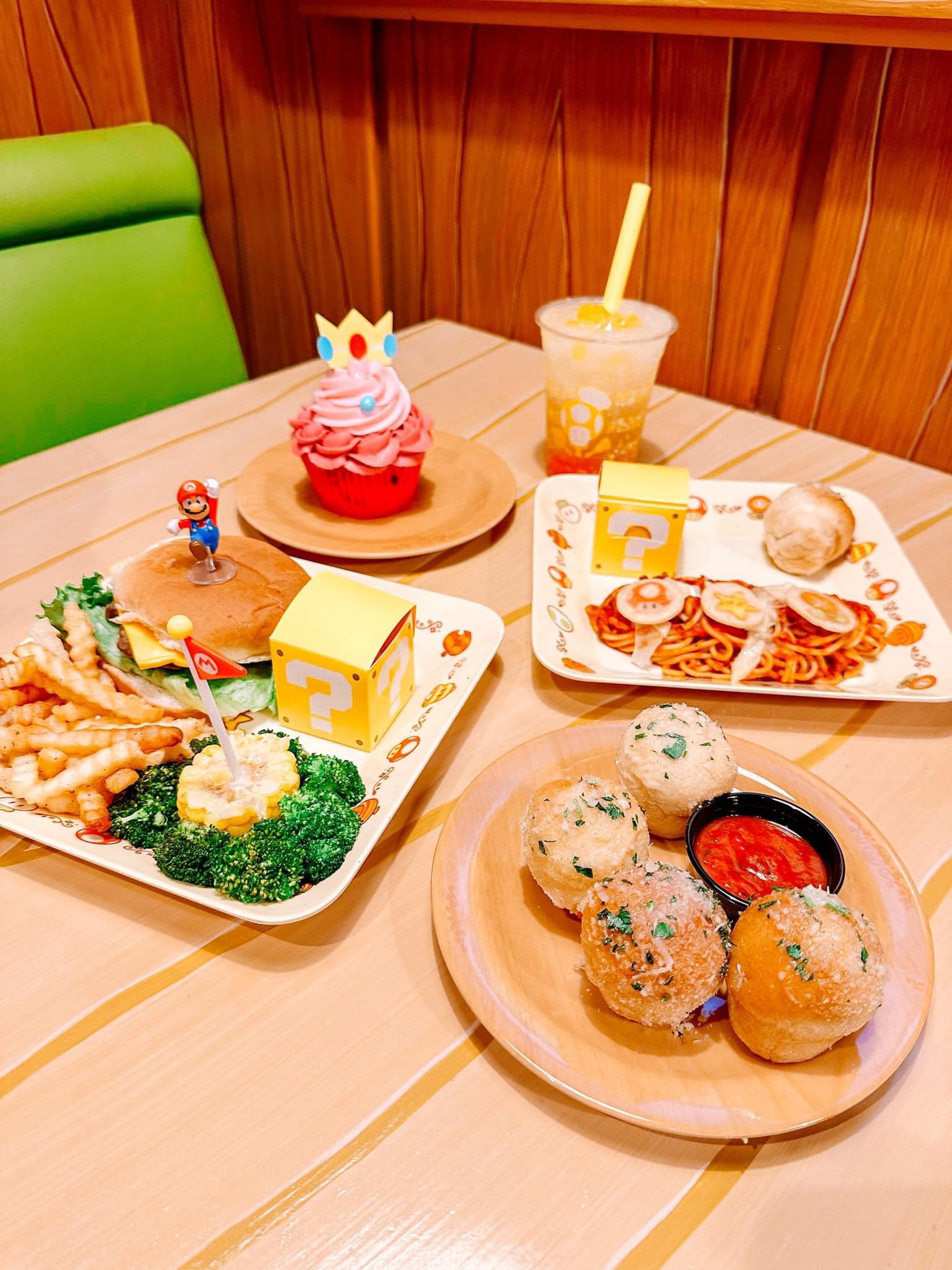 ビンテージ　イタリア　バッサーノ　モレツト・マリオ製 センターピースボール 🍄Toadstool Cafe at Super Nintendo World, Universal Studios, LA