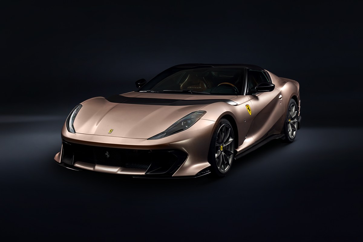 The delicate exterior in metallic Bronzo Masaru of this Tailor