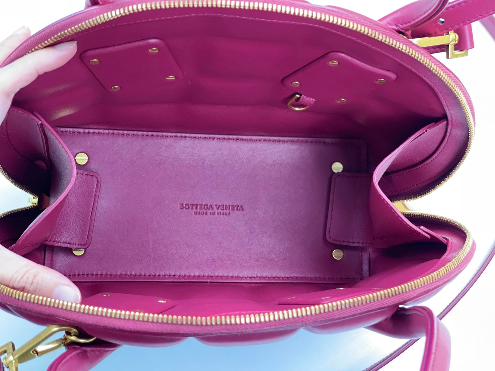 BOTTEGA VENETA 592858 小号小牛皮BV SWOOP手袋，拱形提手小号保龄球包 