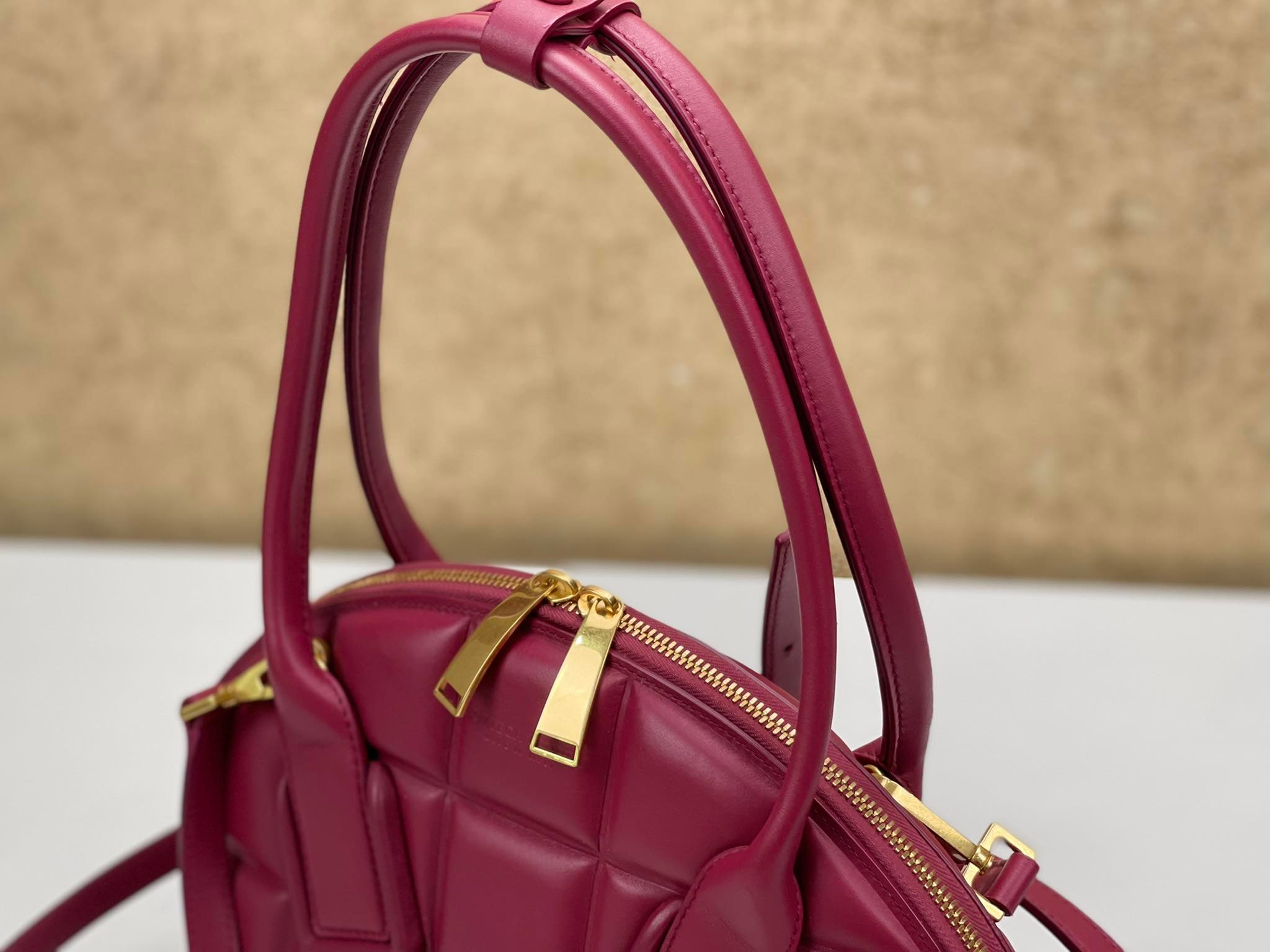 BOTTEGA VENETA 592858 小号小牛皮BV SWOOP手袋，拱形提手小号保龄球包 