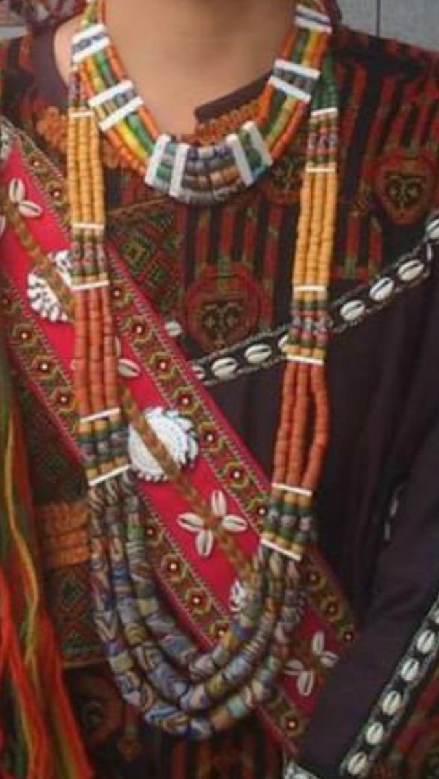 排灣族男女項鍊穿傳統服 沒有項鍊總覺得怪怪的 一總不完整的感覺 帝哈寧工作室 各族原住民服飾 Facebook