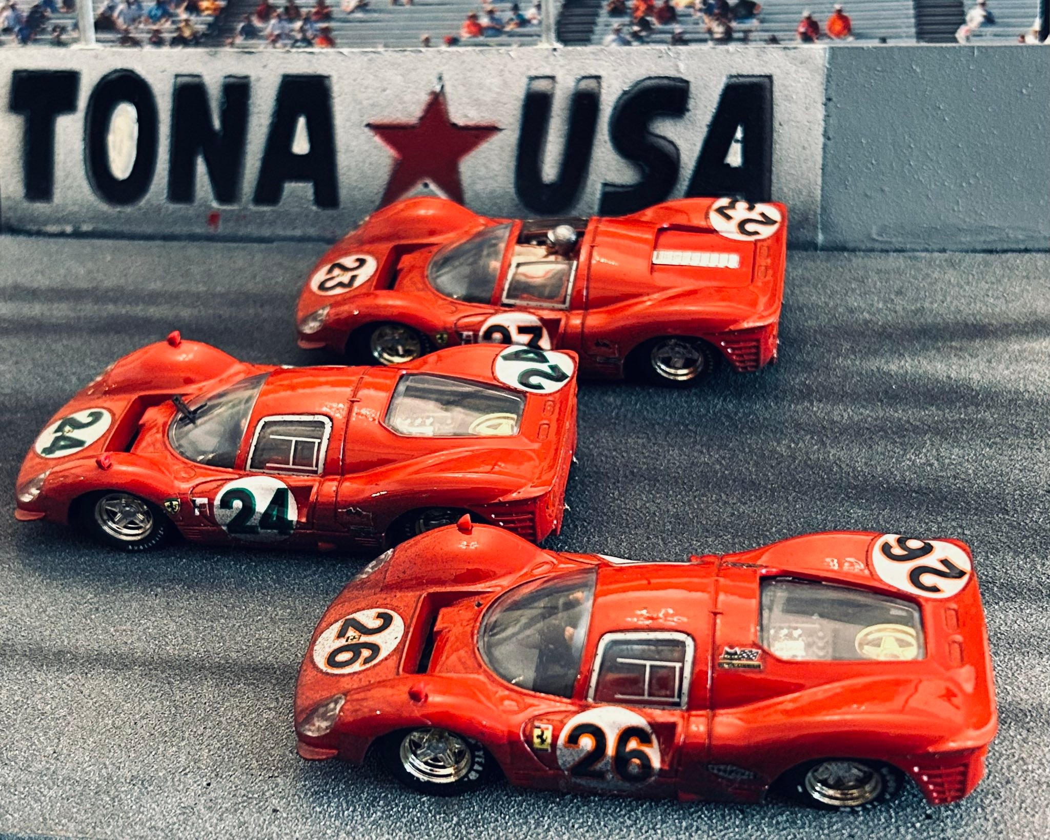 1:43 scale diorama “Victory Daytona 1967” Ferrari 330 P4 and 412 P
