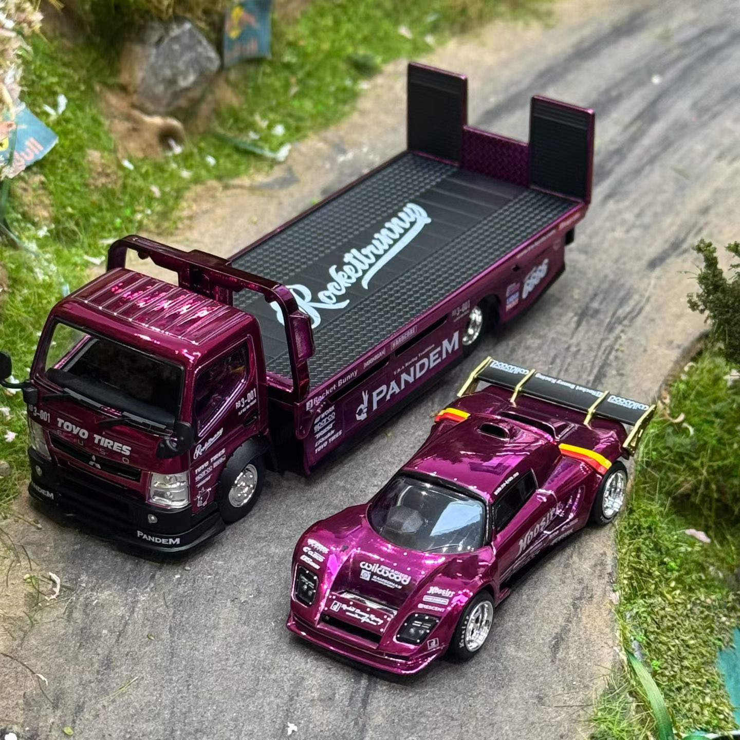 POPRACE x XCARTOYS 1:64 Pandem Fuso 300 & Pandem Lotus Elise