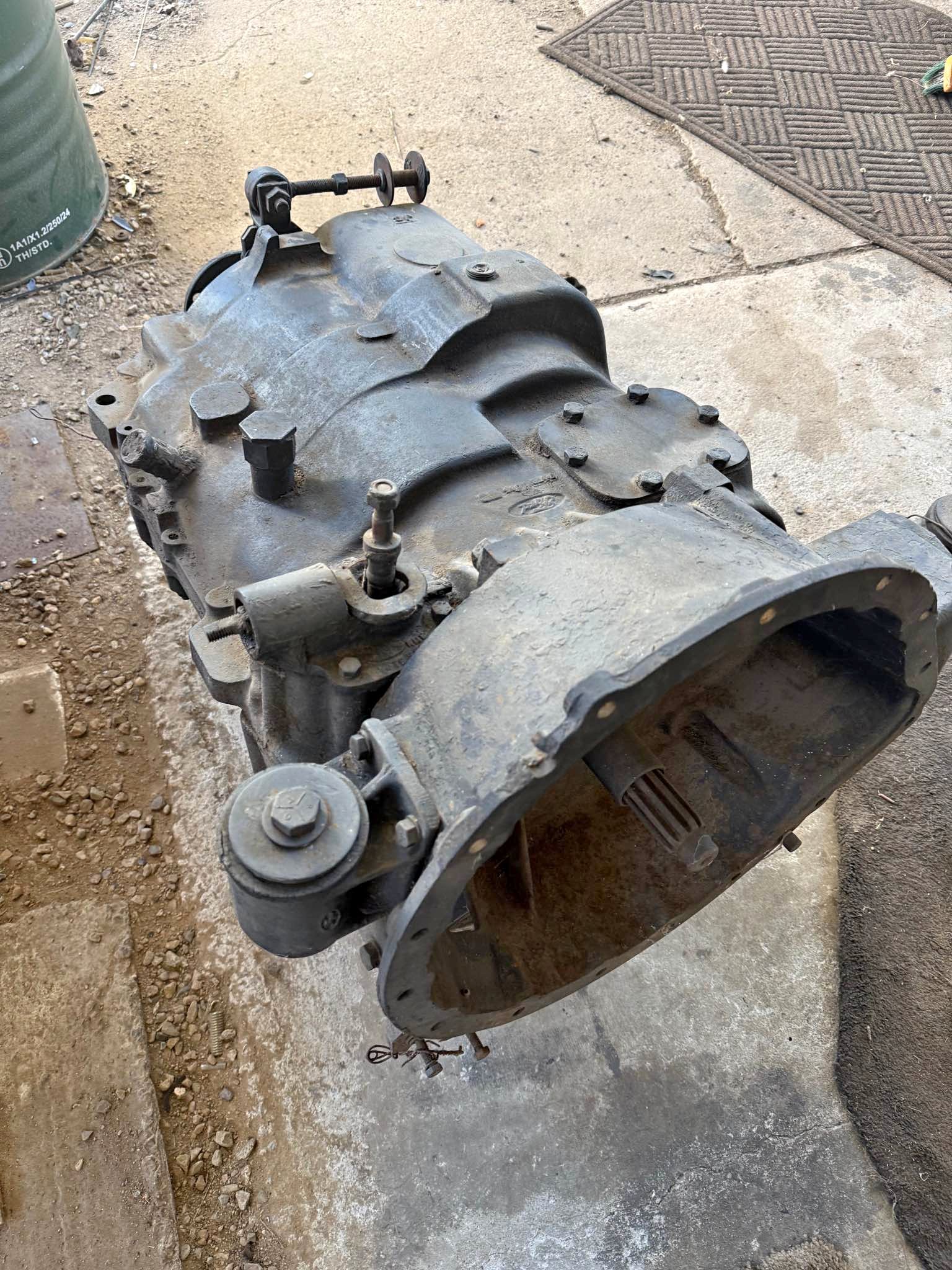 Ford v8 5 speed manual f100 f150 gearbox - Car Engines & Engine Parts ...