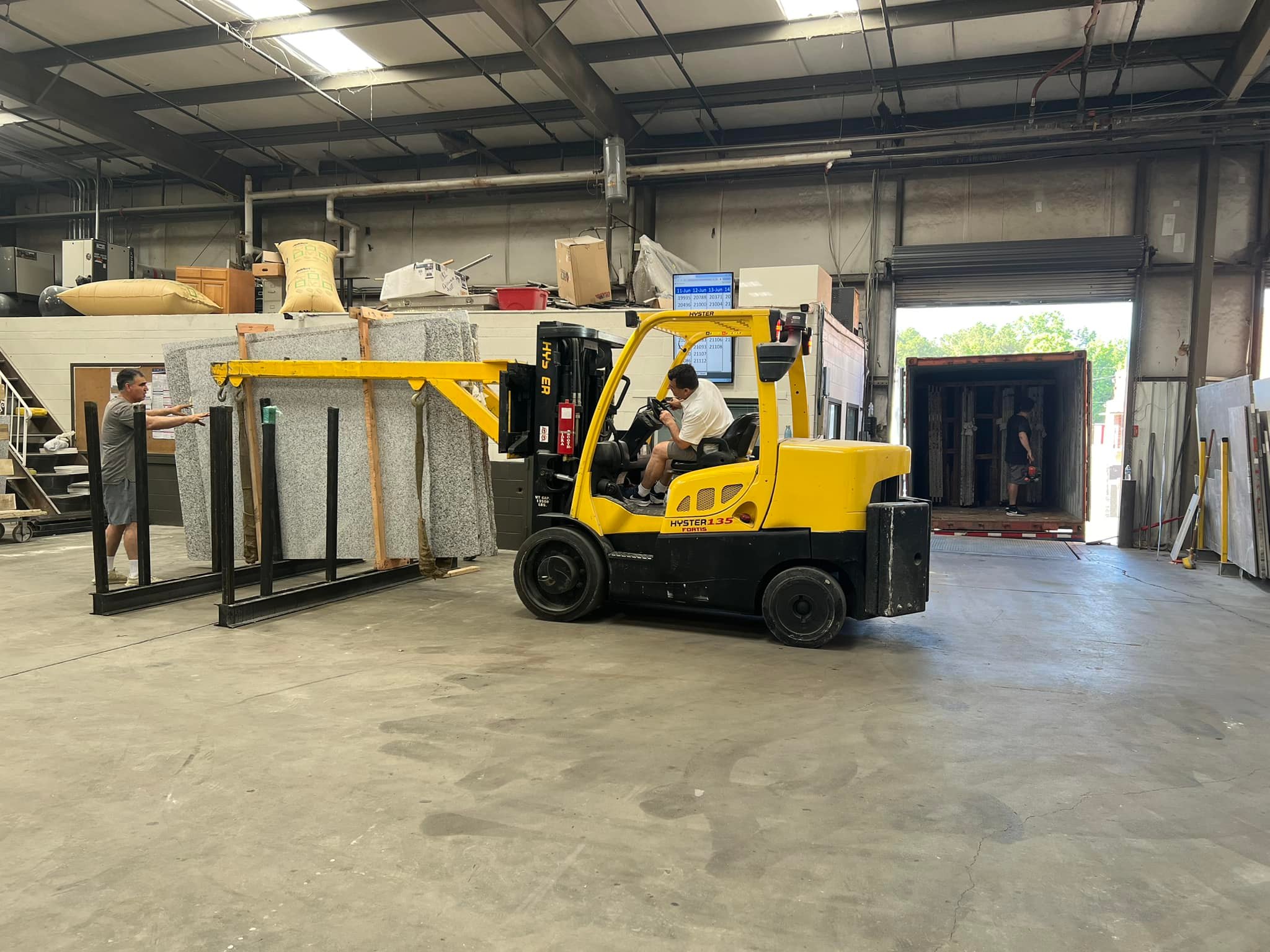 GA Granite - ️Nevada White Granite - container unloading...