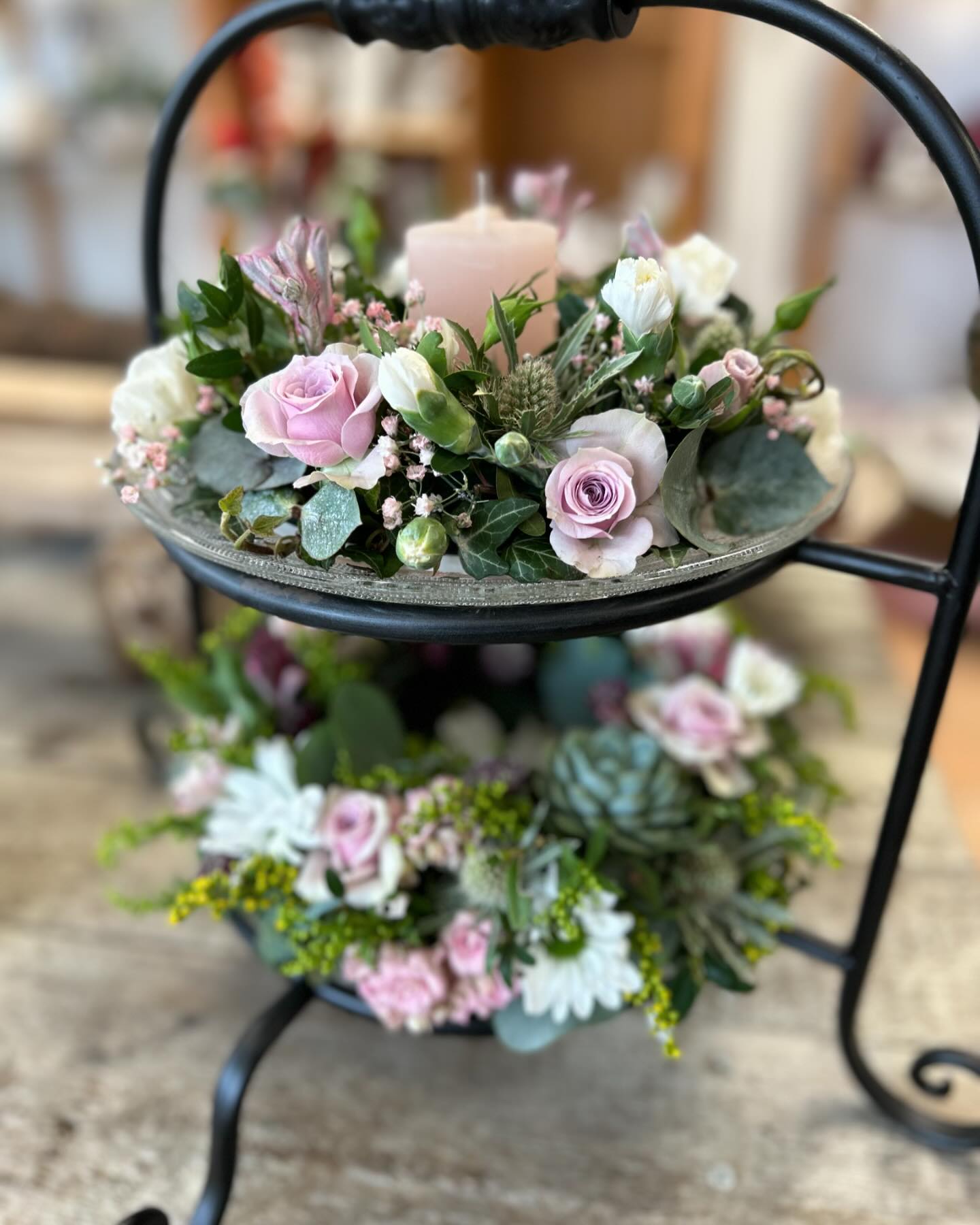 Etagere nostalgisch … Dekoriert mit Kränzchen in zarten Pastelltönen… #blumendickel #blumen #flowers #wochenende #farben #colours #pastell #kränze #kranzliebe #deko #dekoration #geschenk #geschenkideen #florist #floristik #handmade #handmadewithlove
