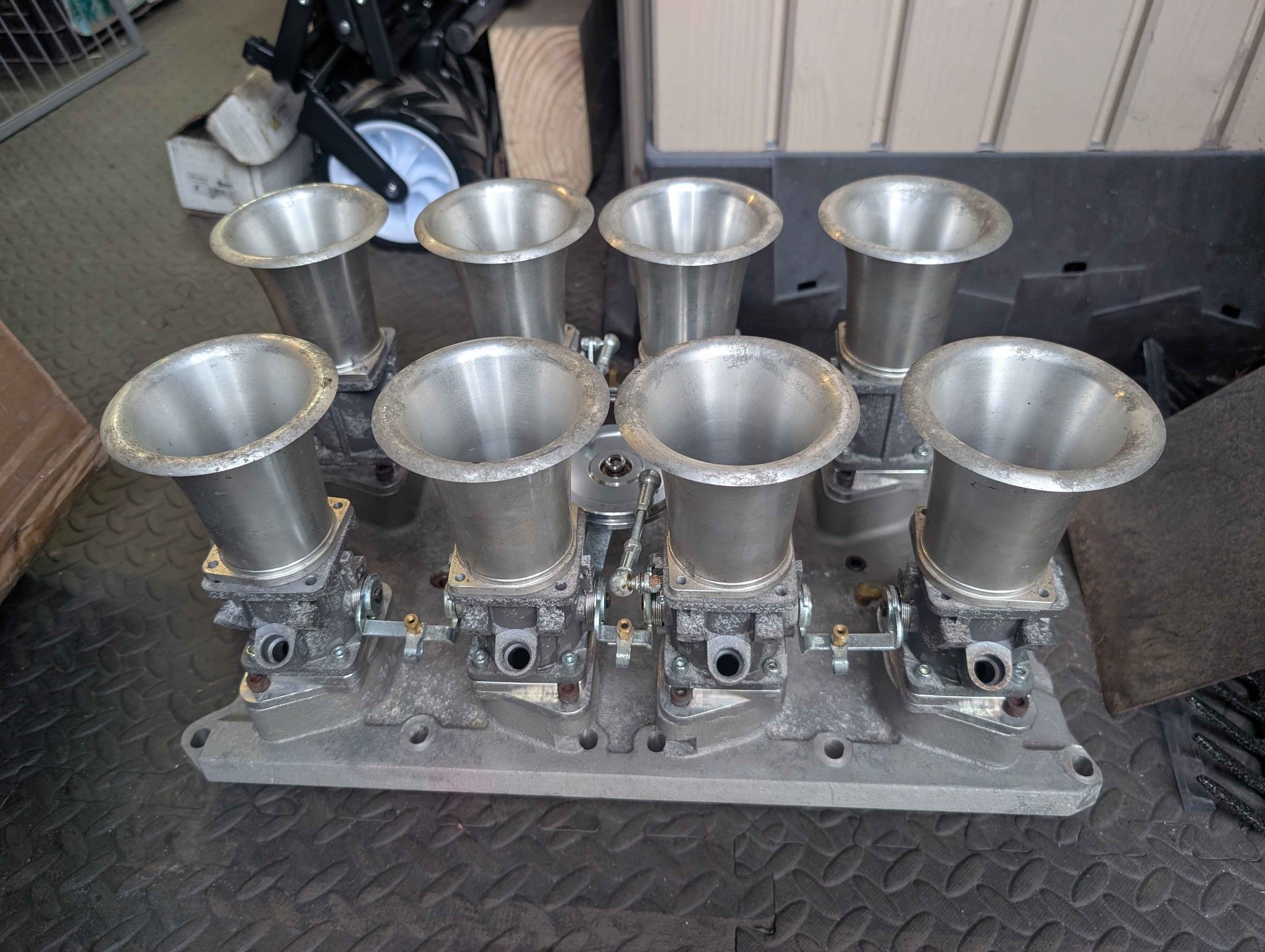 Classic Fuel Injection set up for Ford 351 Windsor - Car Engines ...