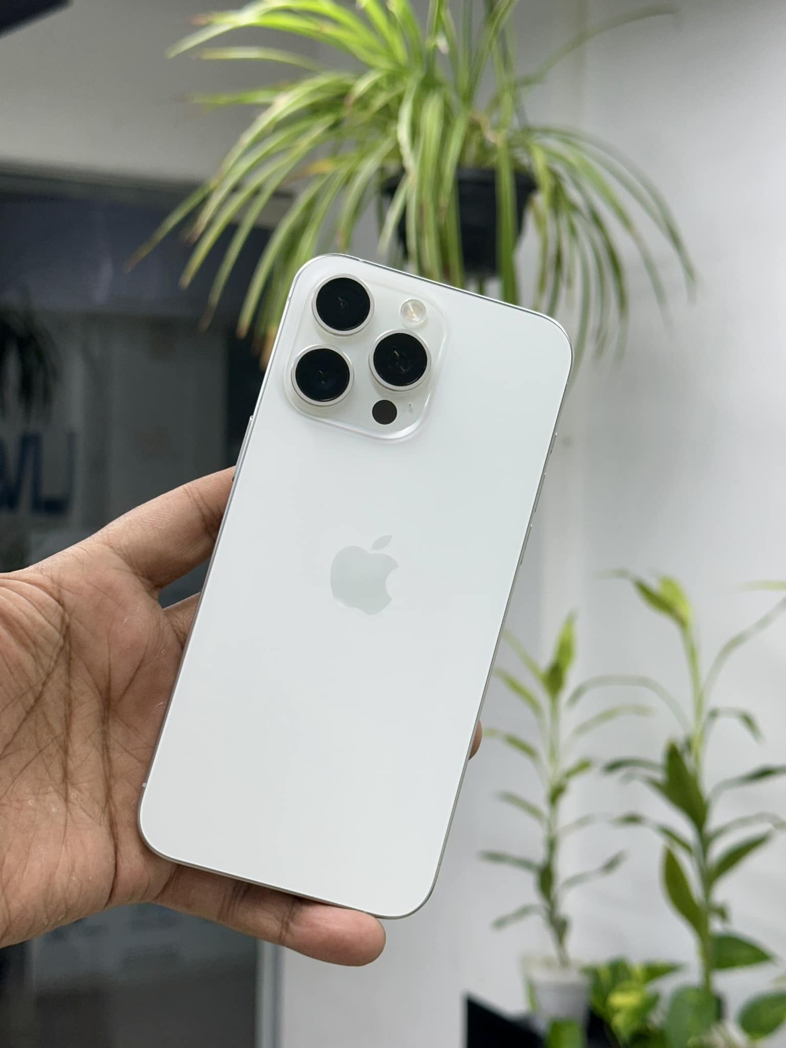 iPhone 15 Pro White Titanium 256gb For Parts