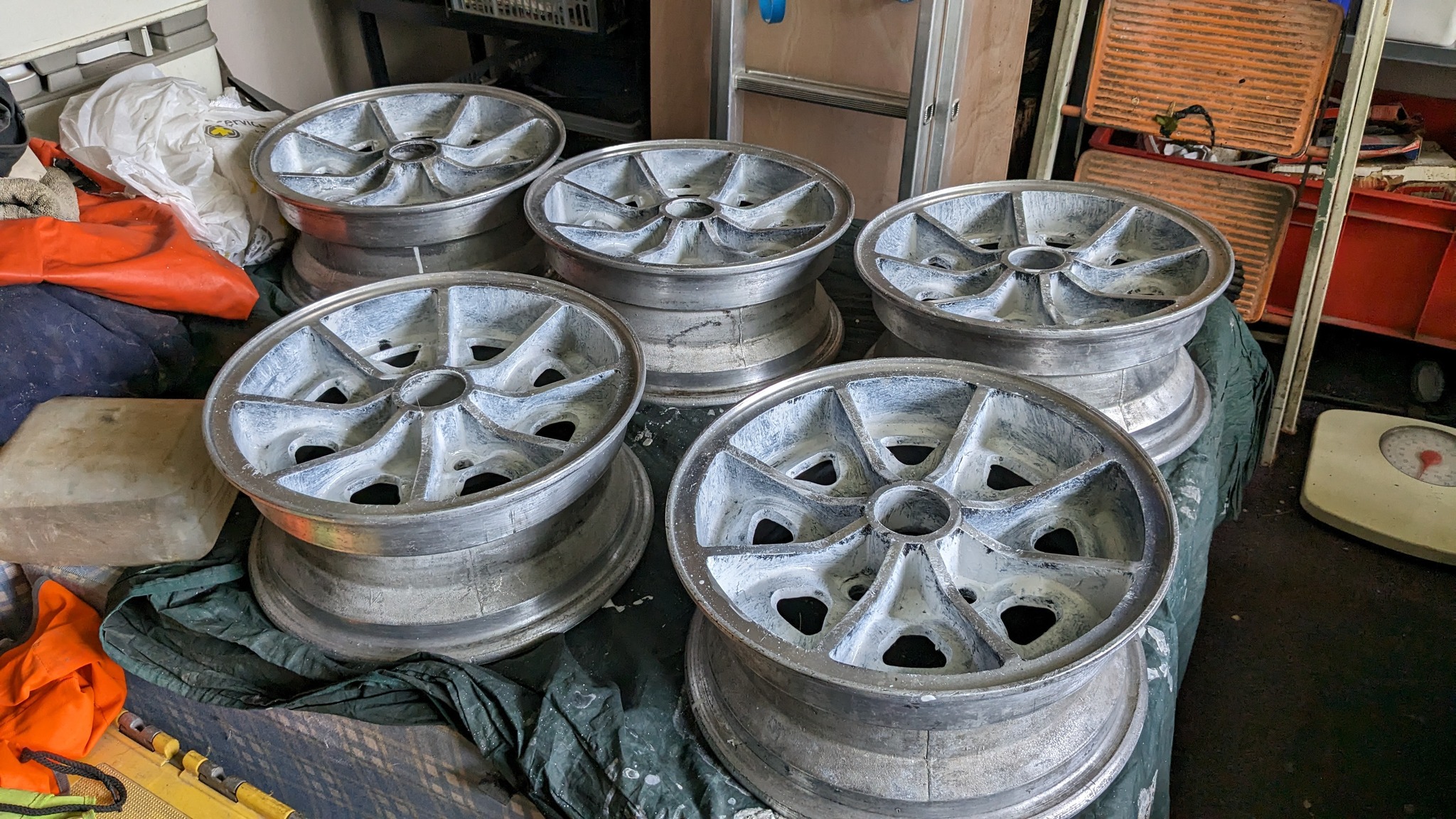 Now starting the process of decorating the original Dunlop D1