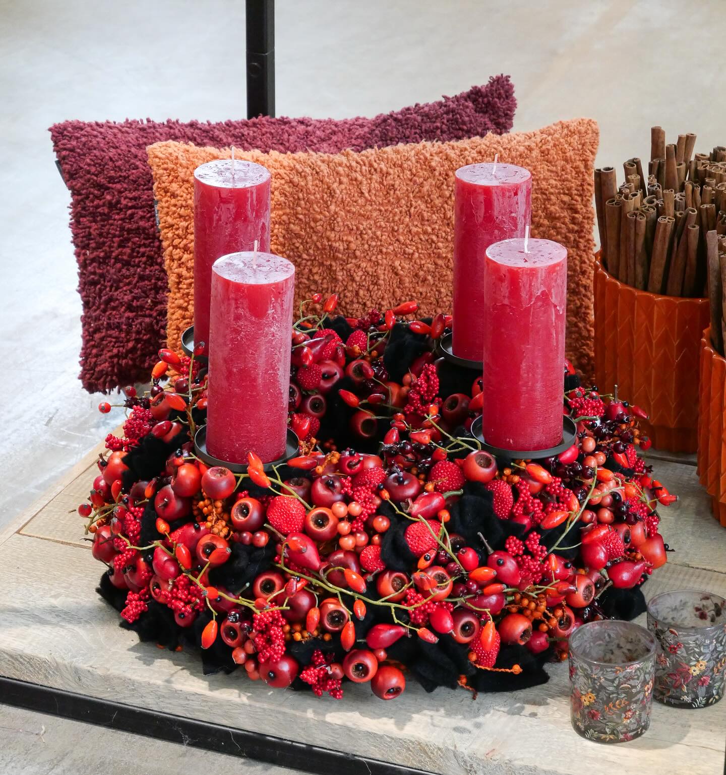 Beerige Adventskranz-Inspo 🍓 Viele tolle Materialien für ausgefallene Adventskränze findet ihr bei uns! 👍 Kommt doch nächste Woche vorbei oder shoppt rund um die Uhr auf www.klocke-online.de 🌲 #adventskranz #advent #adventwreath #wreath #