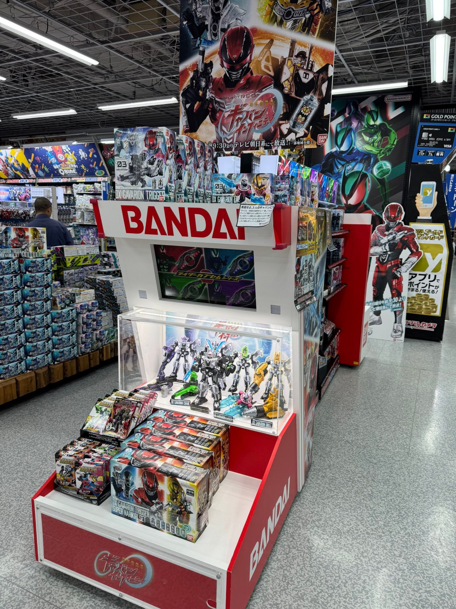 Shopping time at Yodobashi Camera….#kamenrider #仮面ライダー #DX