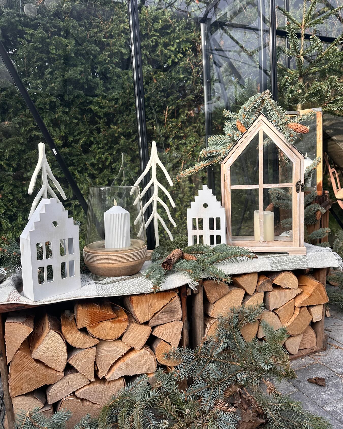Das wunderschöne Gartenhaus von @inas_landleben ist perfekt für einen gemütlichen Abend hergerichtet.✨Teelichthäuser und unser Windlicht Hurricane schmücken das Kaminholzregal und zaubern eine festliche Atmosphäre.🎄 Wer würde hier gerne den Abend