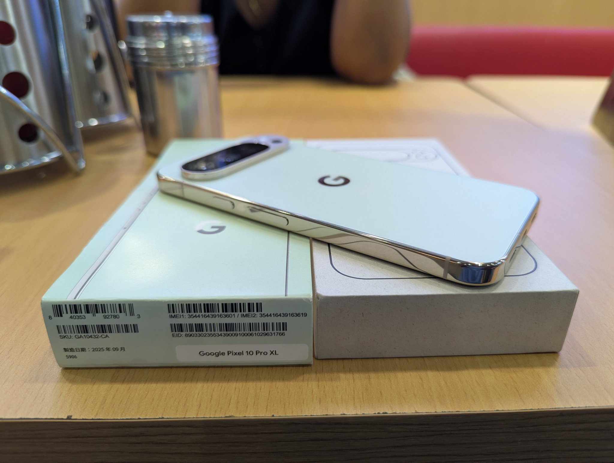 Pixel 10 Pro XL, Jade color, 16 gigabytes of RAM,