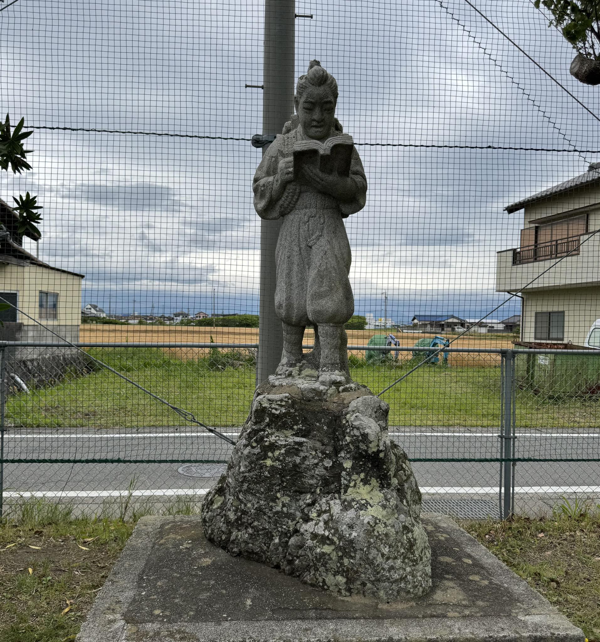 前週の鵲小学校の運動会で二宮金次郎像を発見? 最近、見かけないと 
