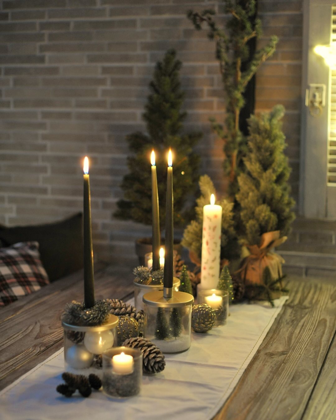 Der winterlich dekorierte Tisch von @distl.by.steffi erhellt unsere Herzen mit Kerzenlicht.🕯️✨ Dafür verwandelt sie die Kerzenhalter in kleine Winterwelten und stellt die Adventskalenderkerze im exklusiven DEPOT Design auf. Ein toller Look, der