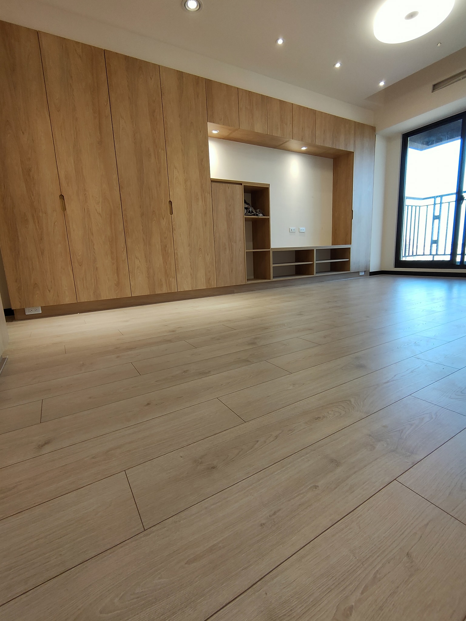 新垣地板 - 頭份兩天一夜完工哩，原來屋主也是高雄人，看著我們要離開回程高雄，屋主說著，看著新家完工，他好感傷也想回去... | Facebook