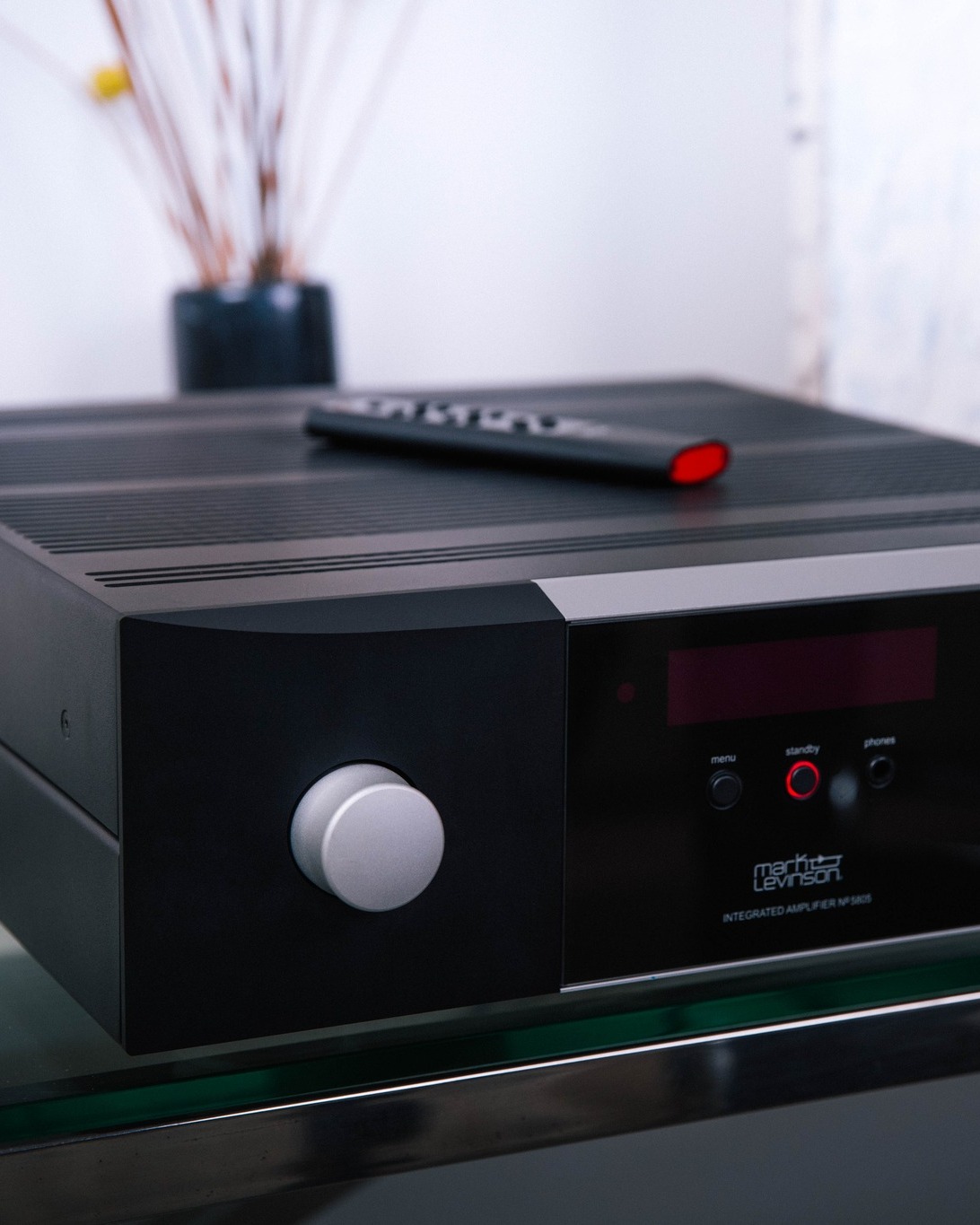 に Experience unparalleled sound clarity with Mark Levinson No5805