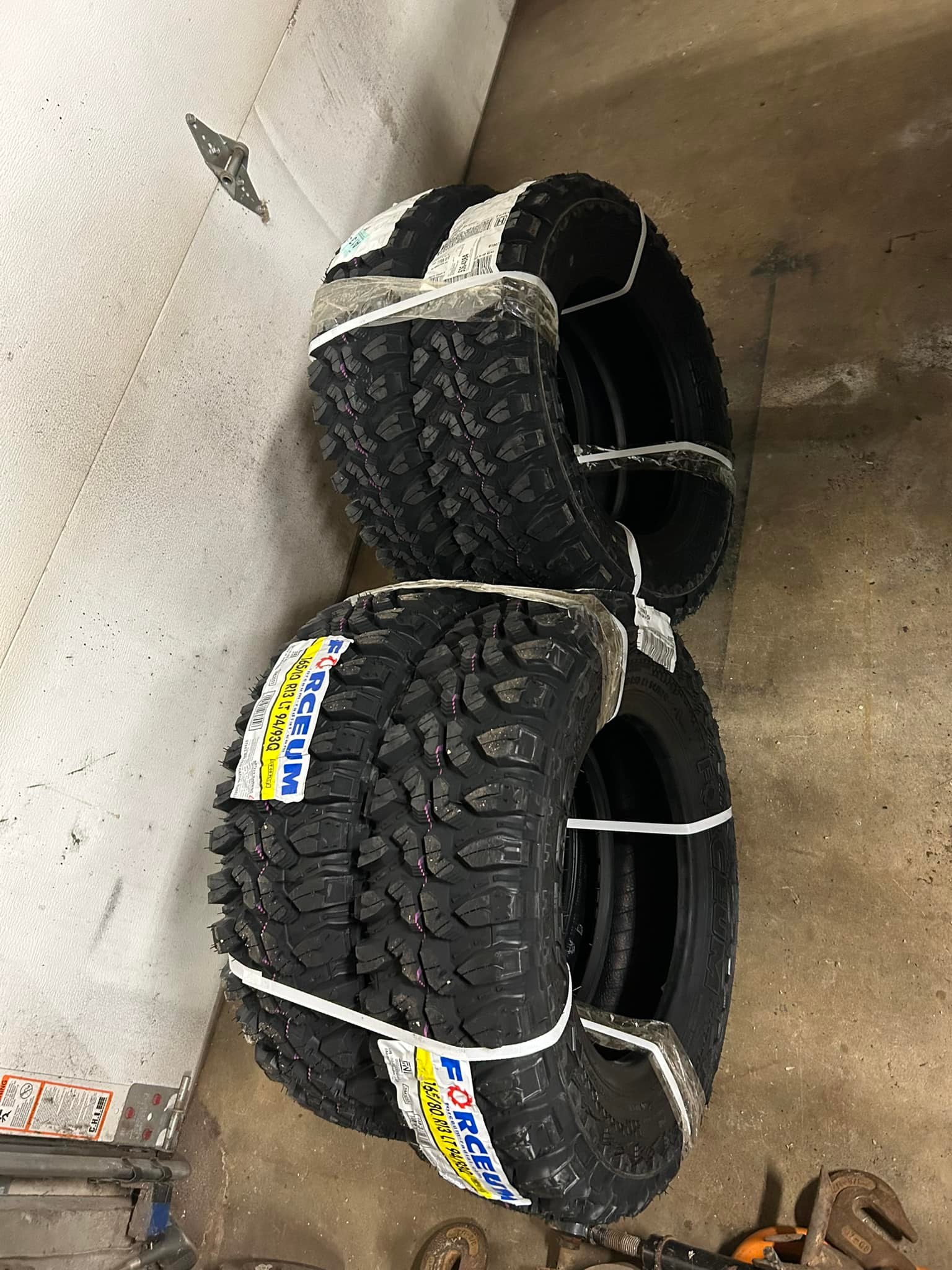 SUZUKI JIMNY Wheel — DELTA FORCE OVAL 16” BLACK MACHINING Tire