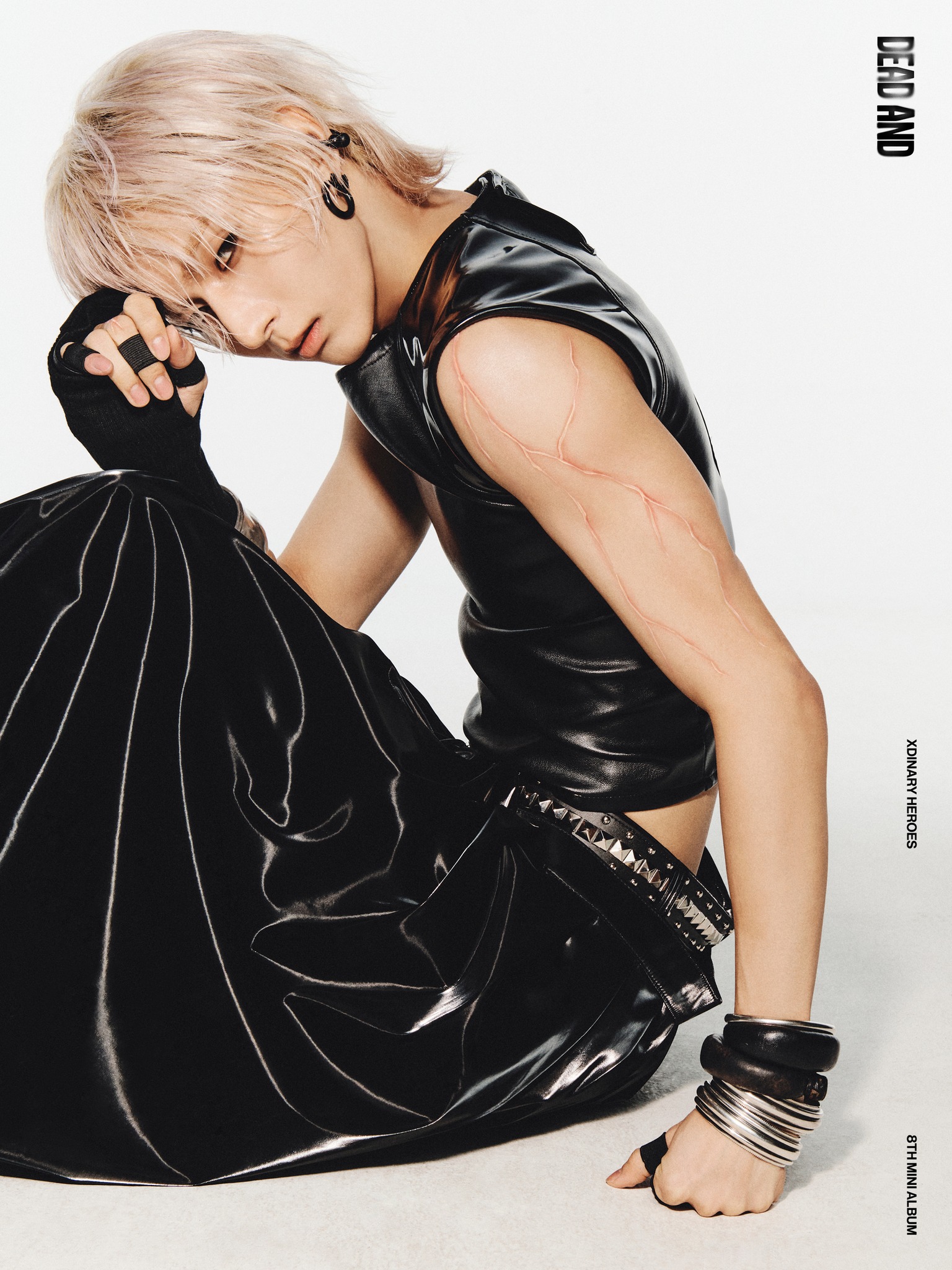 Xdinary Heroes(엑스디너리 히어로즈) 8th Mini Album <DEAD AND