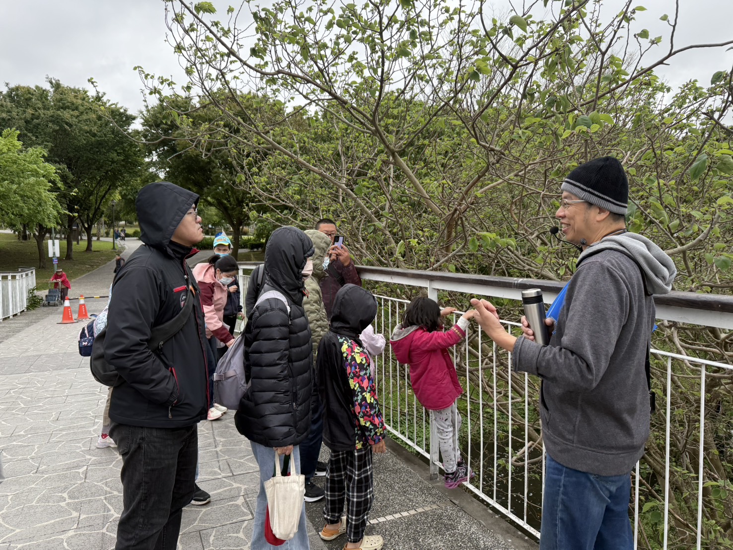 桃園市立圖書館 - #中壢分館 #老街溪 #走讀活動 【中壢活動】街區走讀趣系列-悅讀老街溪：植物採集及手作體驗🔨... | Facebook