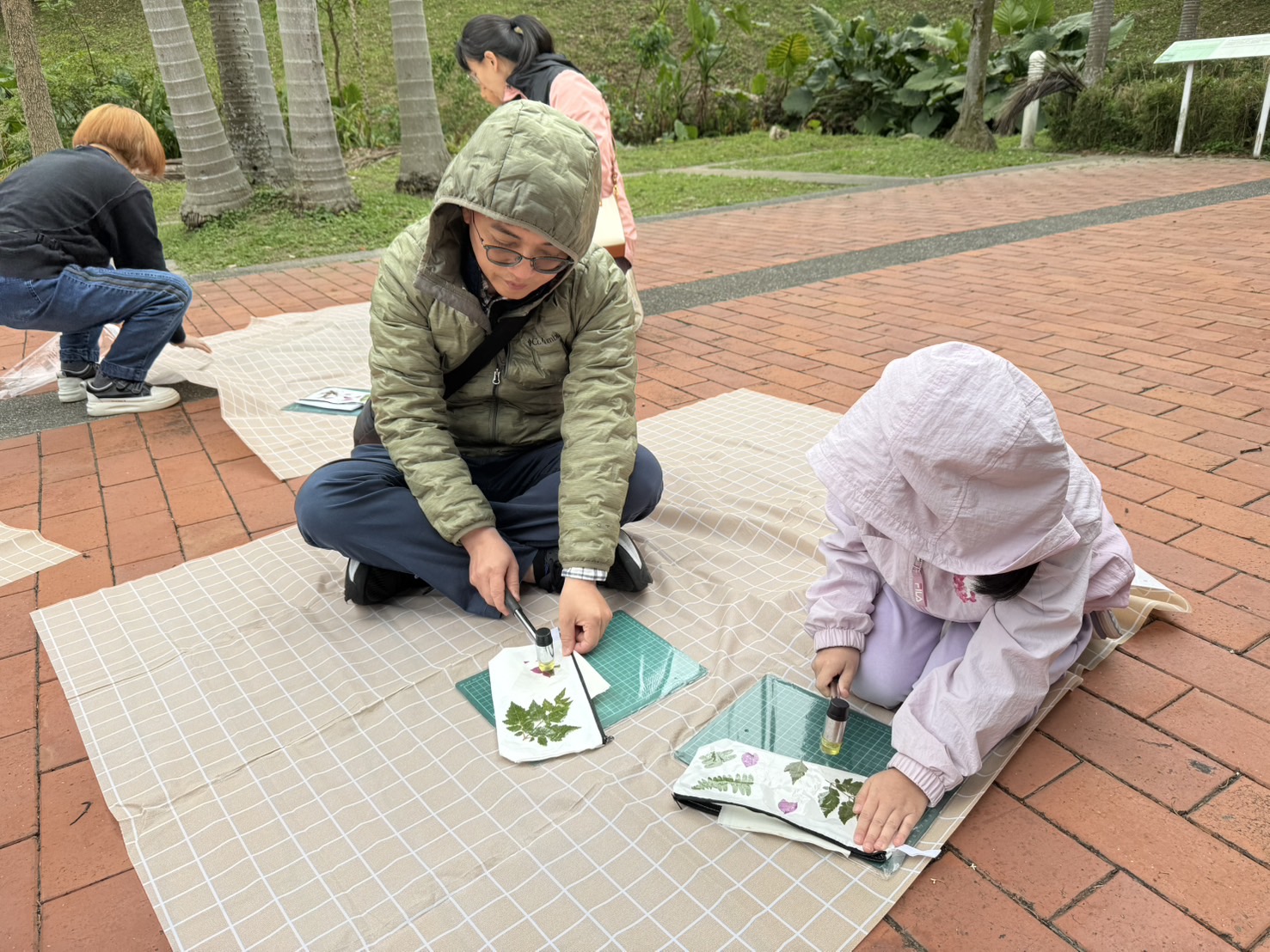 桃園市立圖書館 - #中壢分館 #老街溪 #走讀活動 【中壢活動】街區走讀趣系列-悅讀老街溪：植物採集及手作體驗🔨... | Facebook