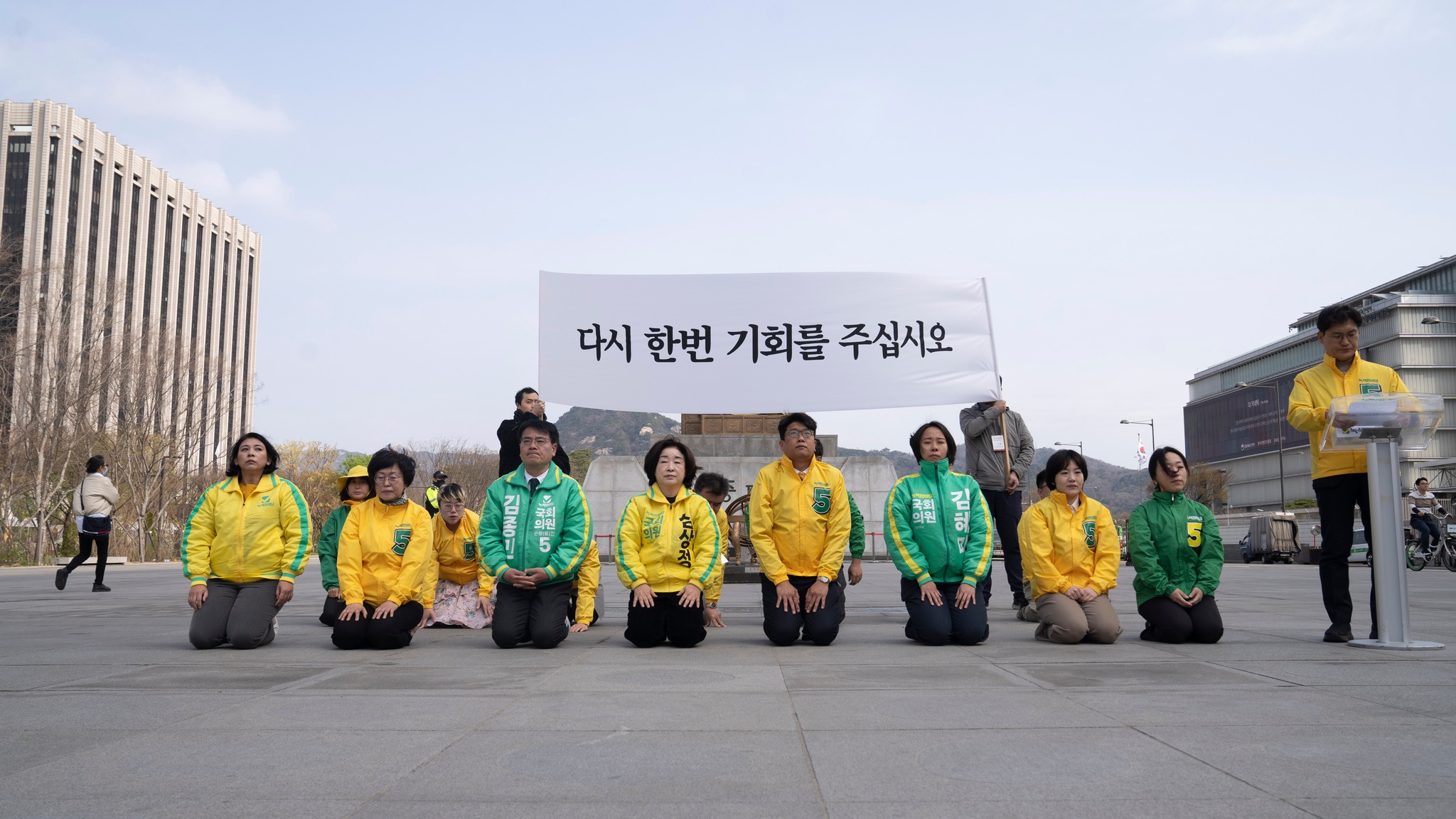 정의당 - 수백만의 촛불로 그리고 국민의 손으로 살아있는 권력을 끌어내렸던 광화문에, 가장 먼저 박근혜... | Facebook