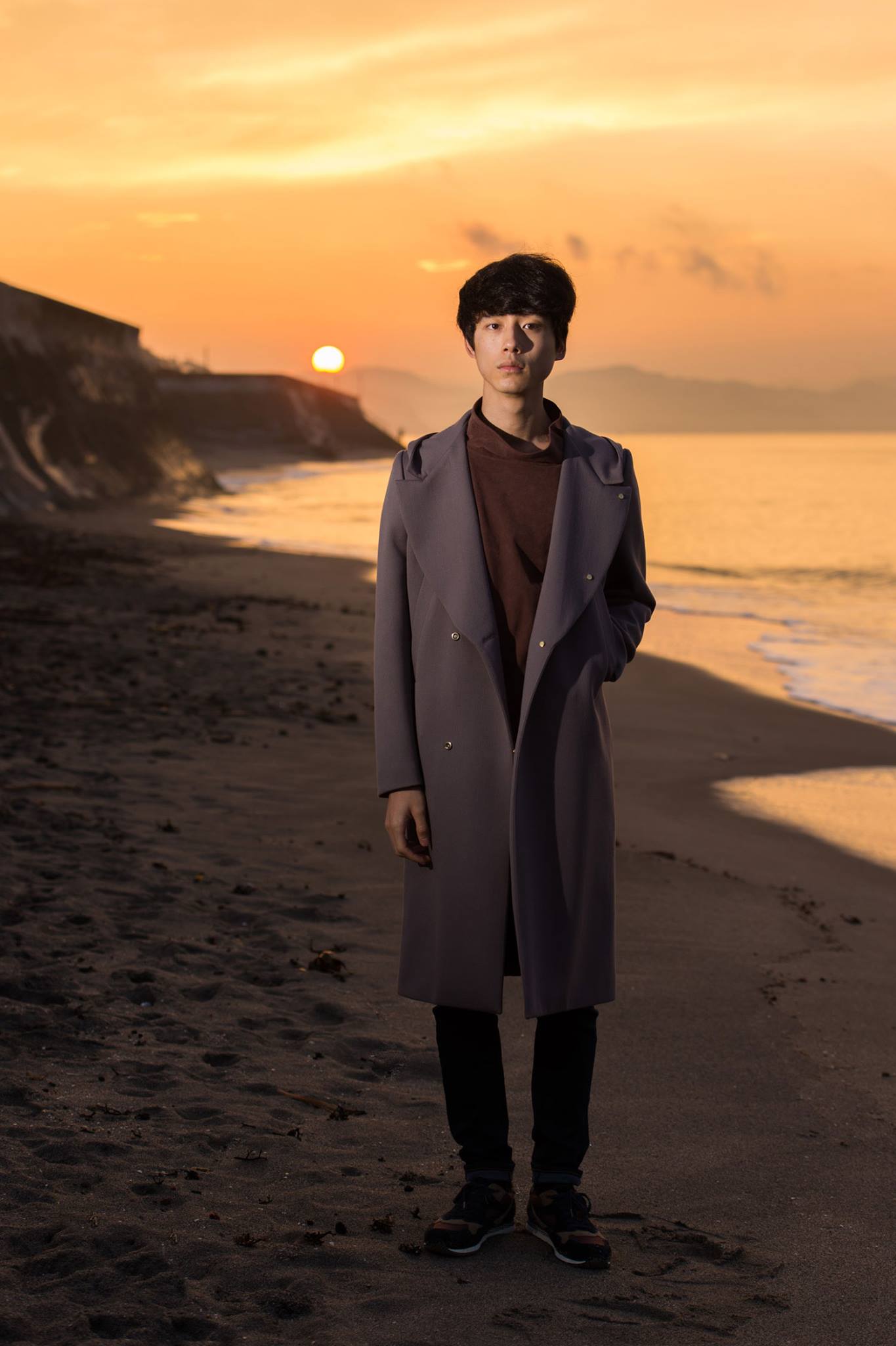 MEN'S - 【BLOG SPECIAL／坂口健太郎、冬の江ノ島を臨み朝陽を浴びる