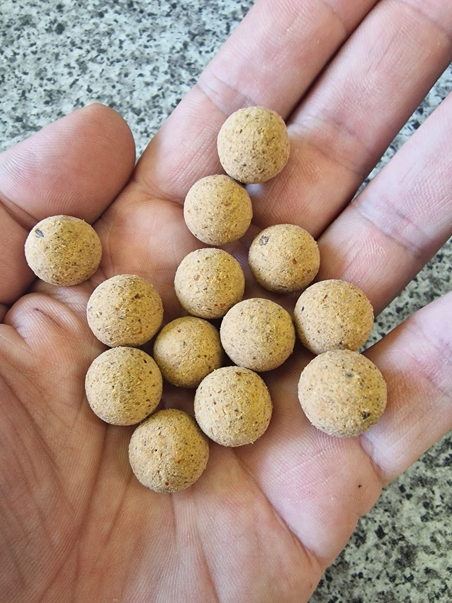Source Pop UPS Dynamite Baits - 15MM - Appâts Flottants Pour Carpe, Haute Attractivité, Longue Tenue, Saveur Source