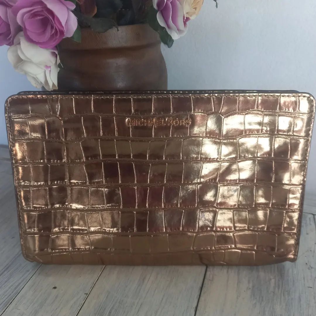 De Aú - Michael kors‼️ poco uso. 70mil‼️ Sobre tamaño mediano.