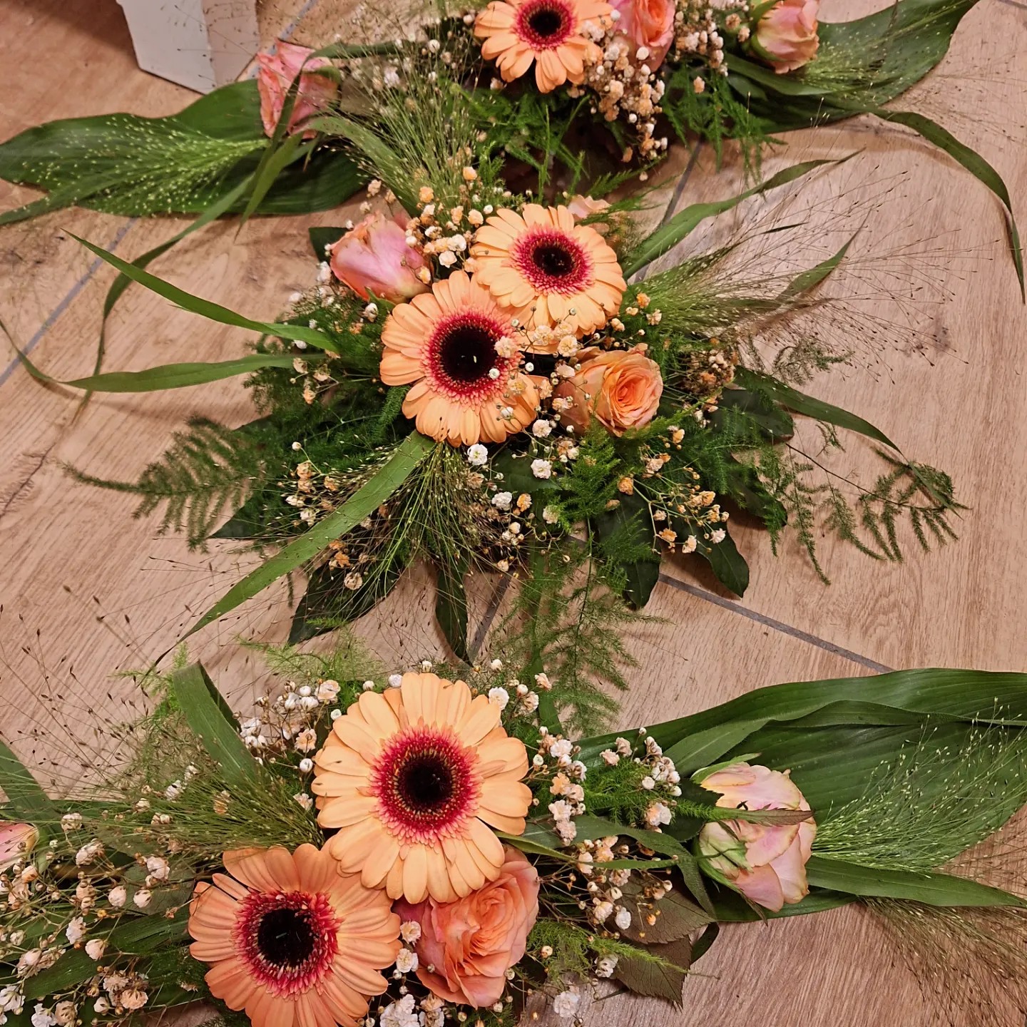 Tischgestecke länglich und rund. #trendfloristik_naumann_wob #brackstedt #wolfsburg #tischdeko #tischgesteck #tischdekoration #flowers #flowerbouquet #floristikfachgeschäft #flowersofinstagram #zumg