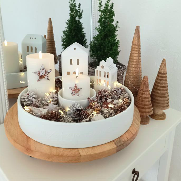 Dein räder ❤️ Heike von @heike.home.living (via Instagram) hat ihren Porzellankranz mit Lichthäusern, natürlichen Elementen und gemütlichen Lichtern weihnachtlich dekoriert. Wie gefällt euch der Kran