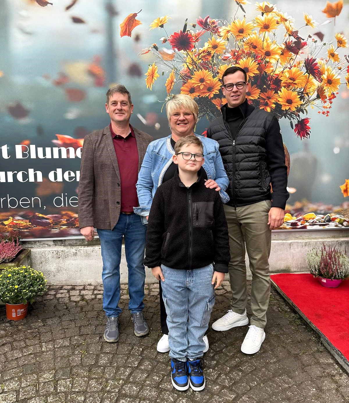 Eröffnung von Blumen Rotter – der Stadtflorist in Waldkirchen direkt an der Ringmauerstraße 🌹🌷 Unser Firmenkundenberater Daniel Eckerl (rechts) gratulierte Familie Rotter herzlich zur Eröffnung und w