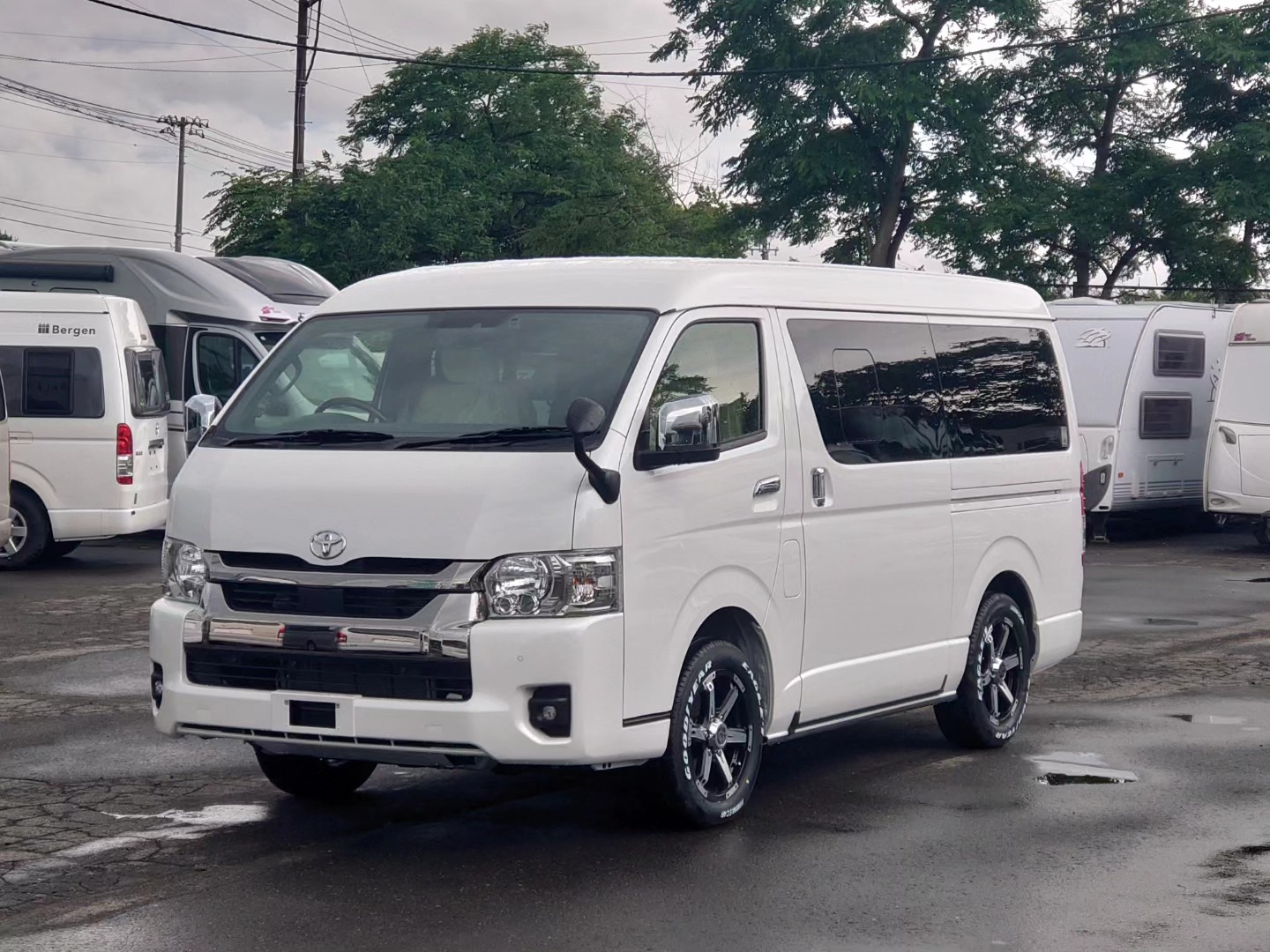 ALFLEX社よりスタイリッシュなハイエースバンコン『CEEBUS』の展示車... - キャンピングレンタサービス工業（株）