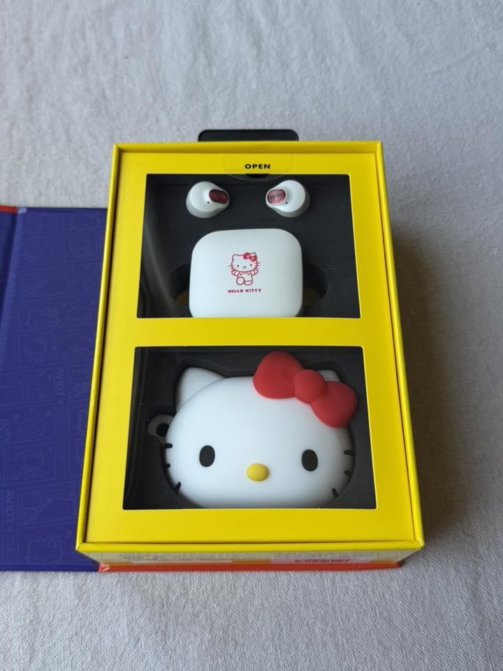 The best #hellokitty #sanrio x #aviot #earbuds #headphones! From
