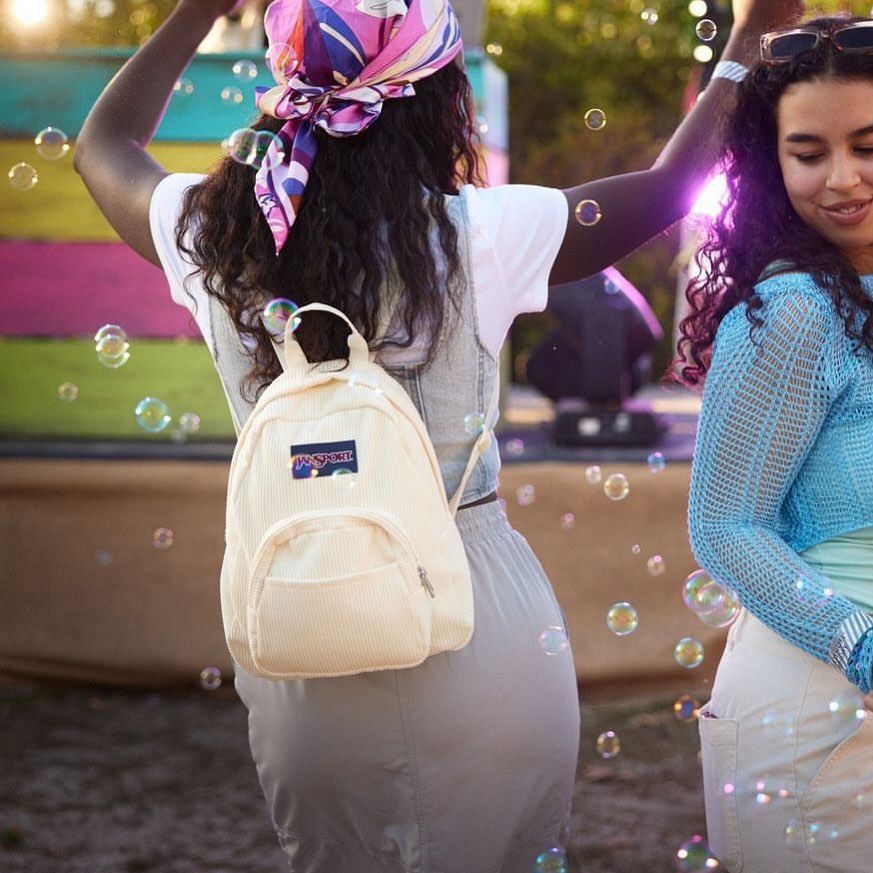 JanSport - 夏だってコーデュロイ！ オフホワイトなら、どんなコーデに 