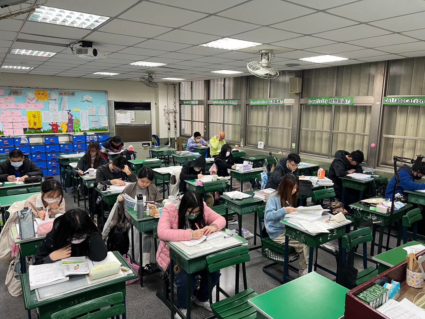 天主教恆毅高級中學 - 冷冷的冬天，恆毅中學除了有老師為了學生的學習，犧牲週末假期召集學生到校自習；也有老師努力帶領學... | Facebook