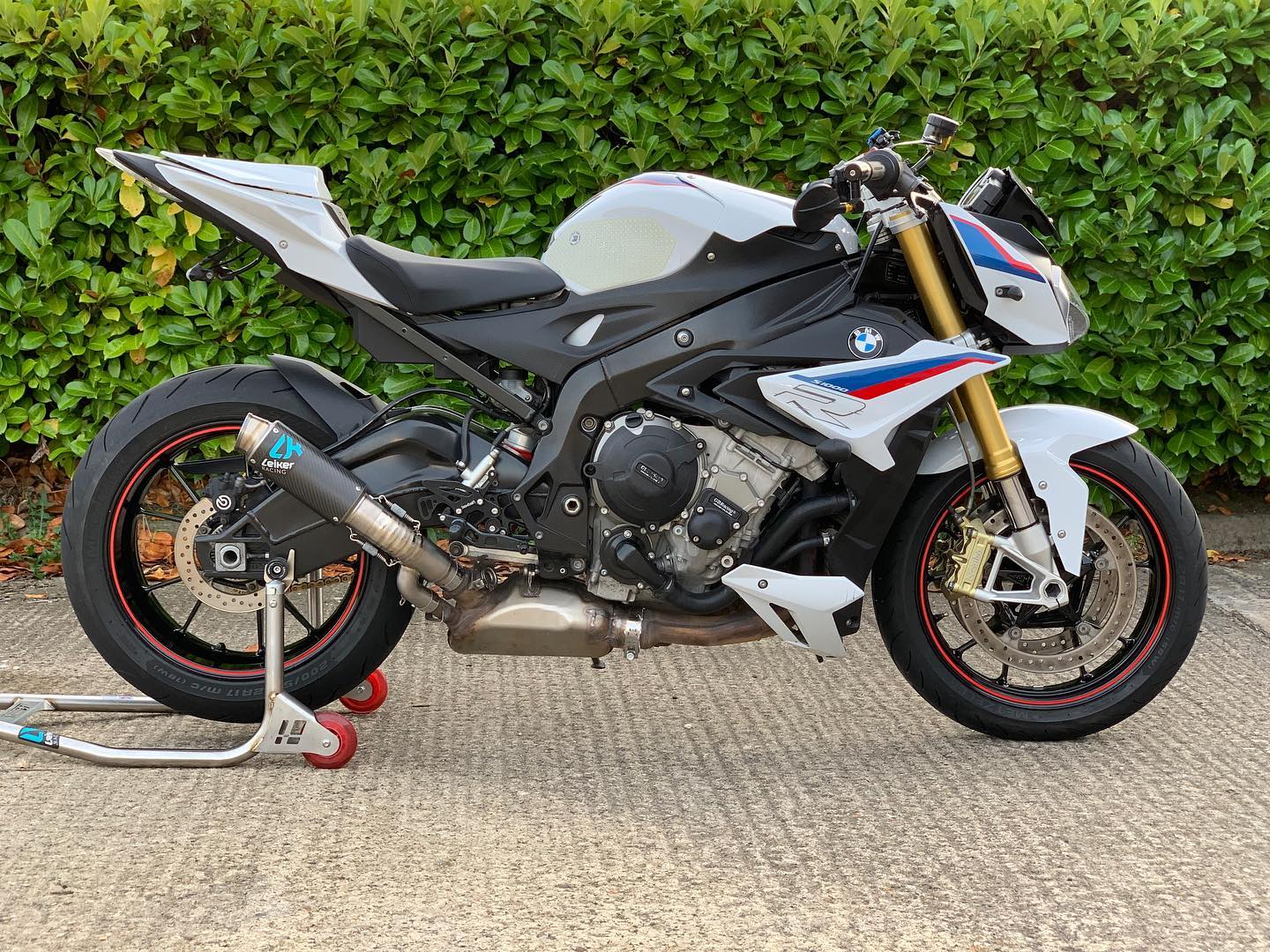 Titanium hardware kits for BMW M1000R