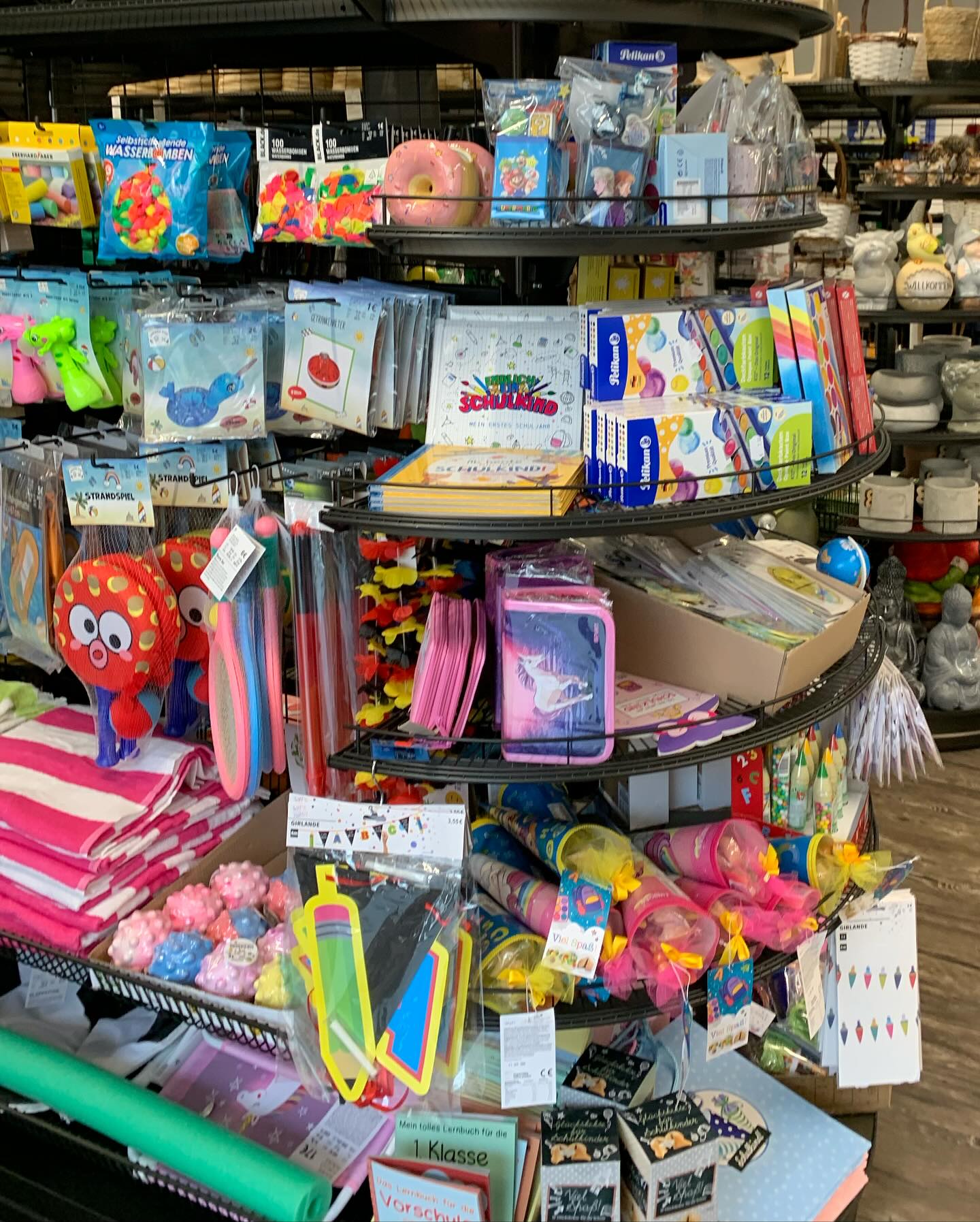 Auch bei Tedi gibt's vieles zum Thema Einschulung! Schultüten, Geschenke, Schreibwaren, Dekoration für die Einschulungsparty und vieles mehr… kommt vorbei. #einschulung #schulmaterial #schultüten #dek