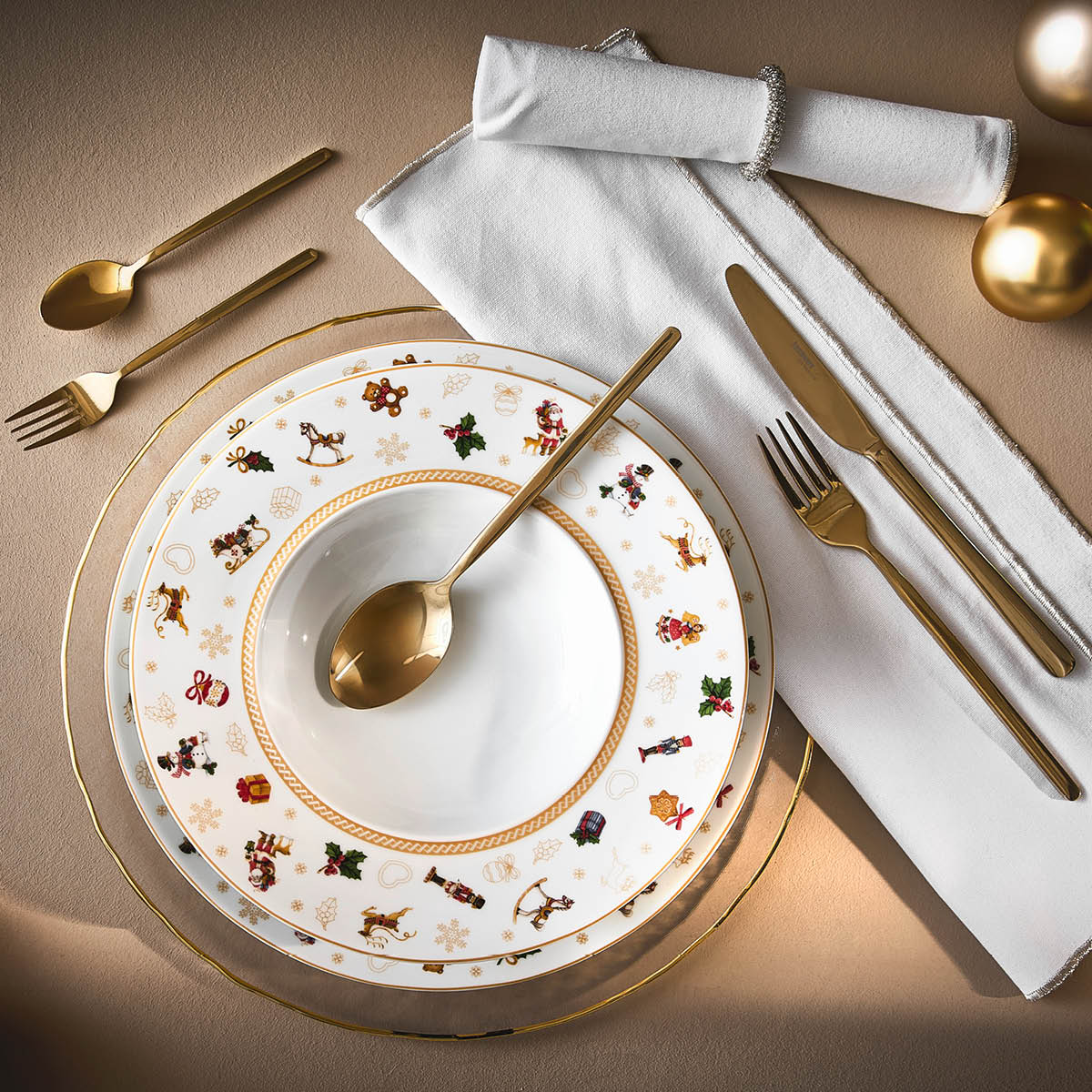 Funkelndes ✨ Besteck und schönes Geschirr – so wird dein Weihnachtstisch 🎄 perfekt: https://www.xxxlutz.at/c/weihnachtstisch