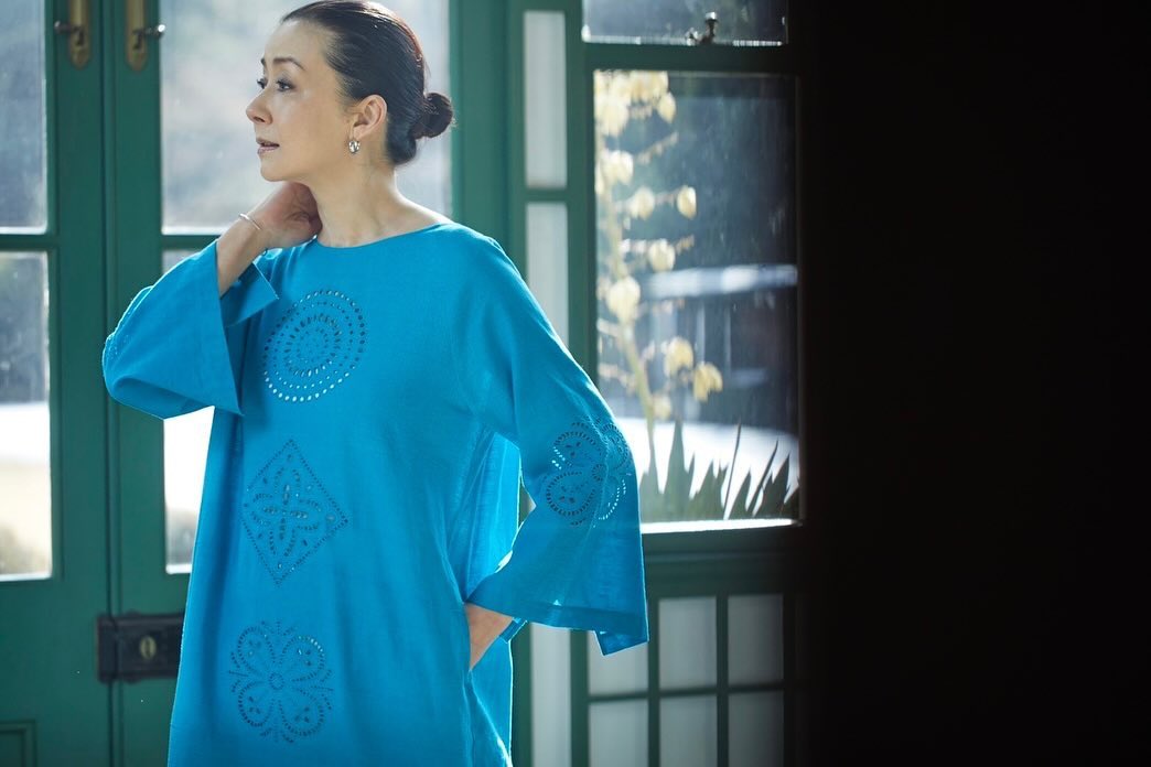 （難あり）HOUSE OF LOTUS コットンカットワークワンピース 着ているのは、身頃と袖にカットワーク刺繍が入ったコットンリネンの