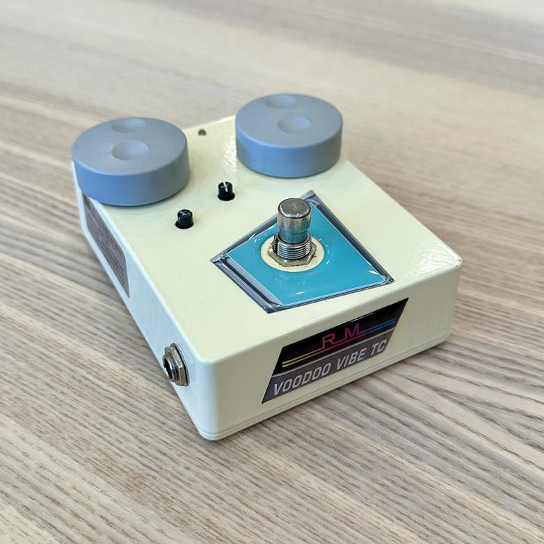 Voodoo Vibe Roger Mayer: how cool are these pedals? Big tone!